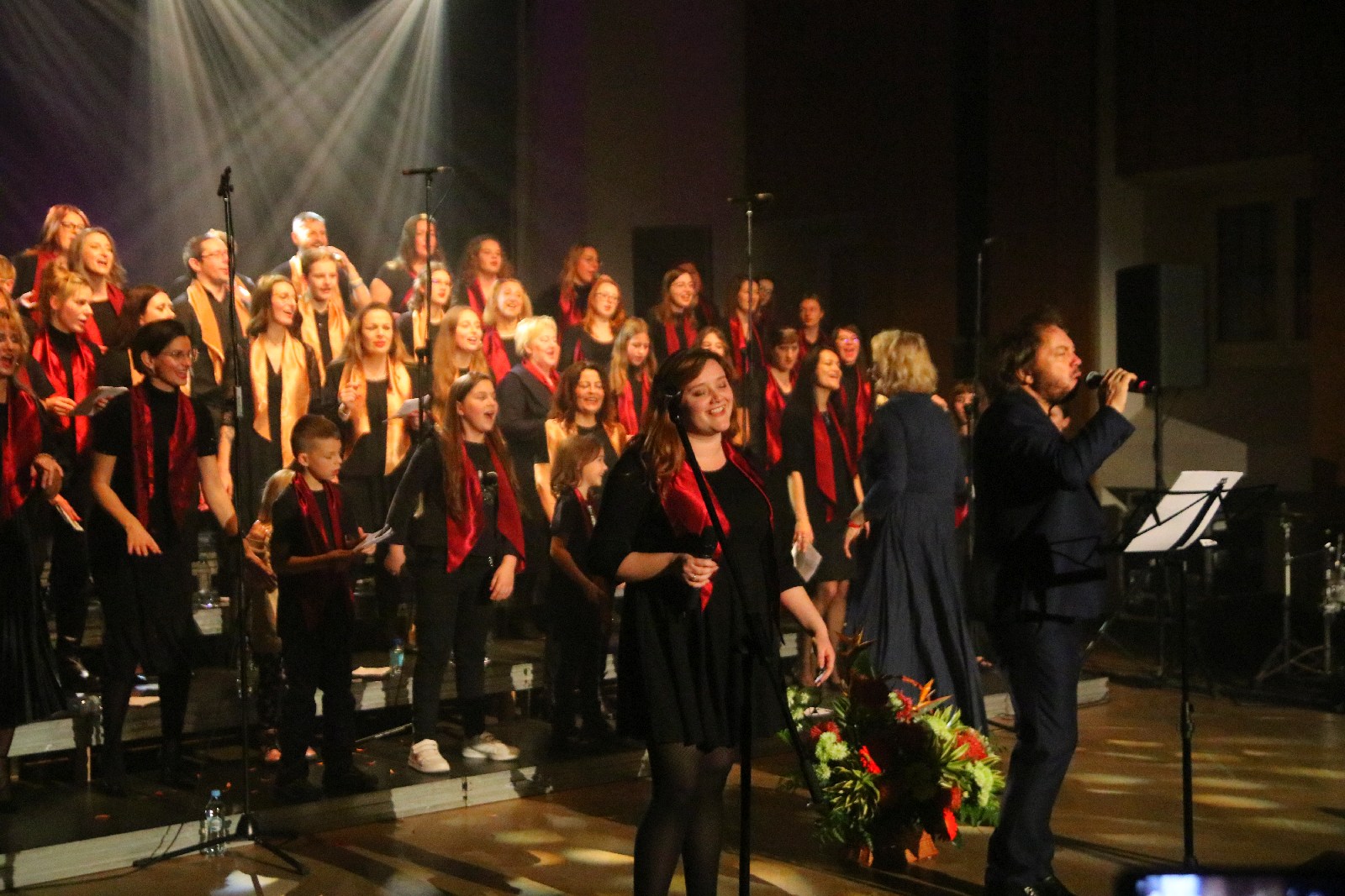 Legniczanie zaśpiewali z Mietkiem Szcześniakiem i Gospel Joy