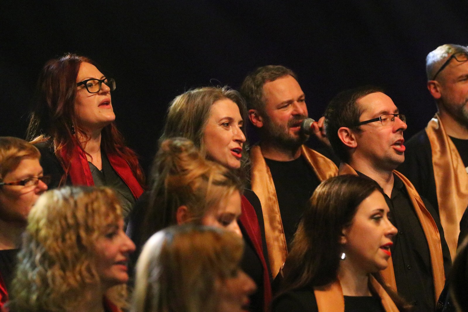 Legniczanie zaśpiewali z Mietkiem Szcześniakiem i Gospel Joy