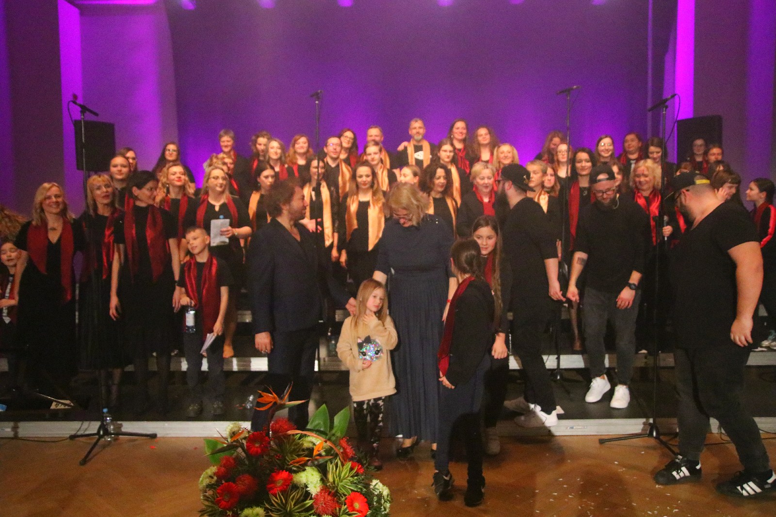 Legniczanie zaśpiewali z Mietkiem Szcześniakiem i Gospel Joy