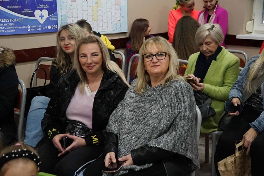 Dziecięce szaleństwa na parkiecie w Miłogostowicach 

