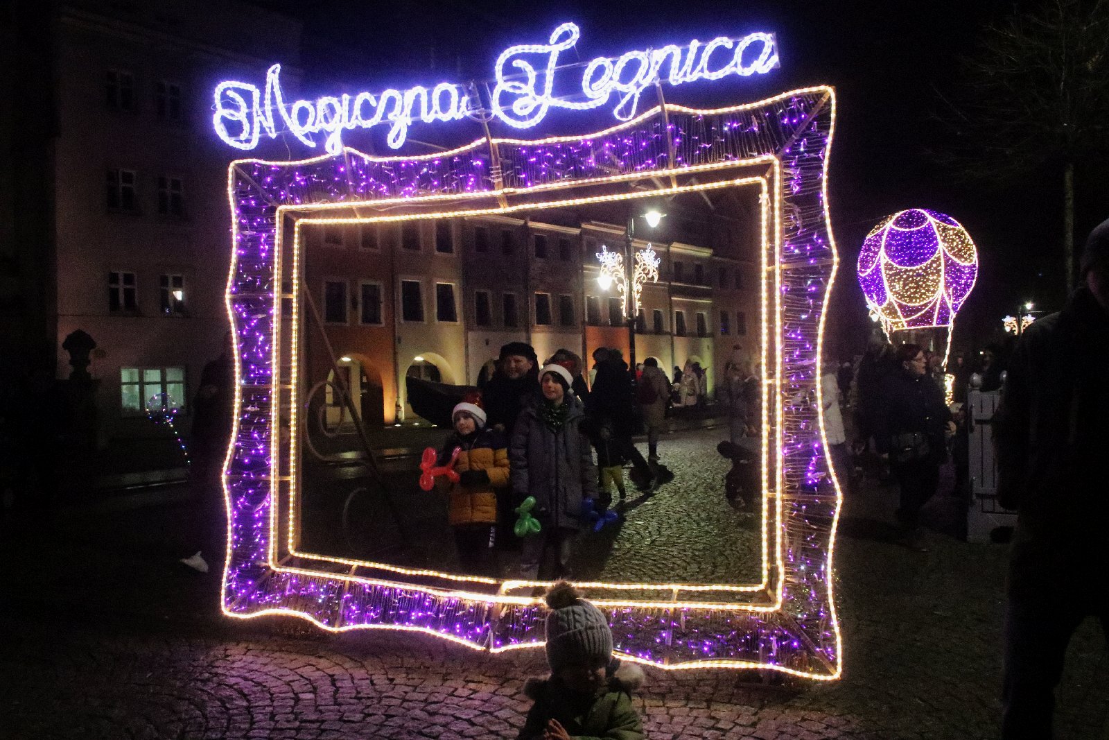 Magia świąt zawitała do Legnicy kiedy rozbłysły iluminacje	