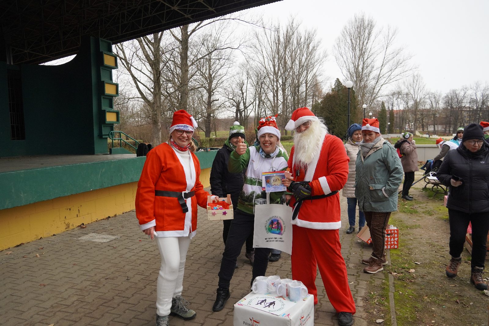 Mikołaj przyszedł do grupy Drapiki i Pasjonaci Nordic Walking