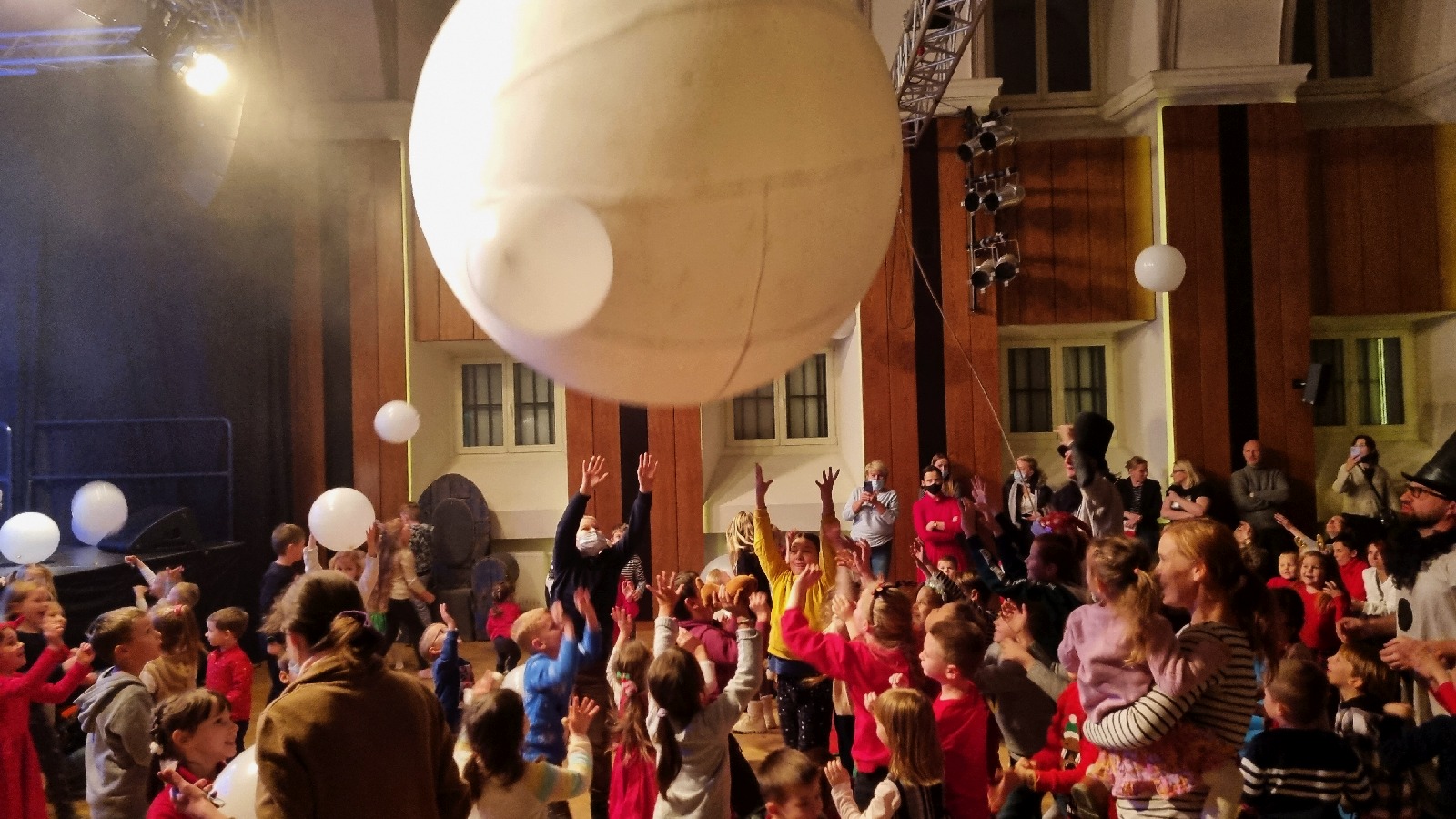 Spektakl mikołajkowy „Zimowe Show” w Sali Maneżowej