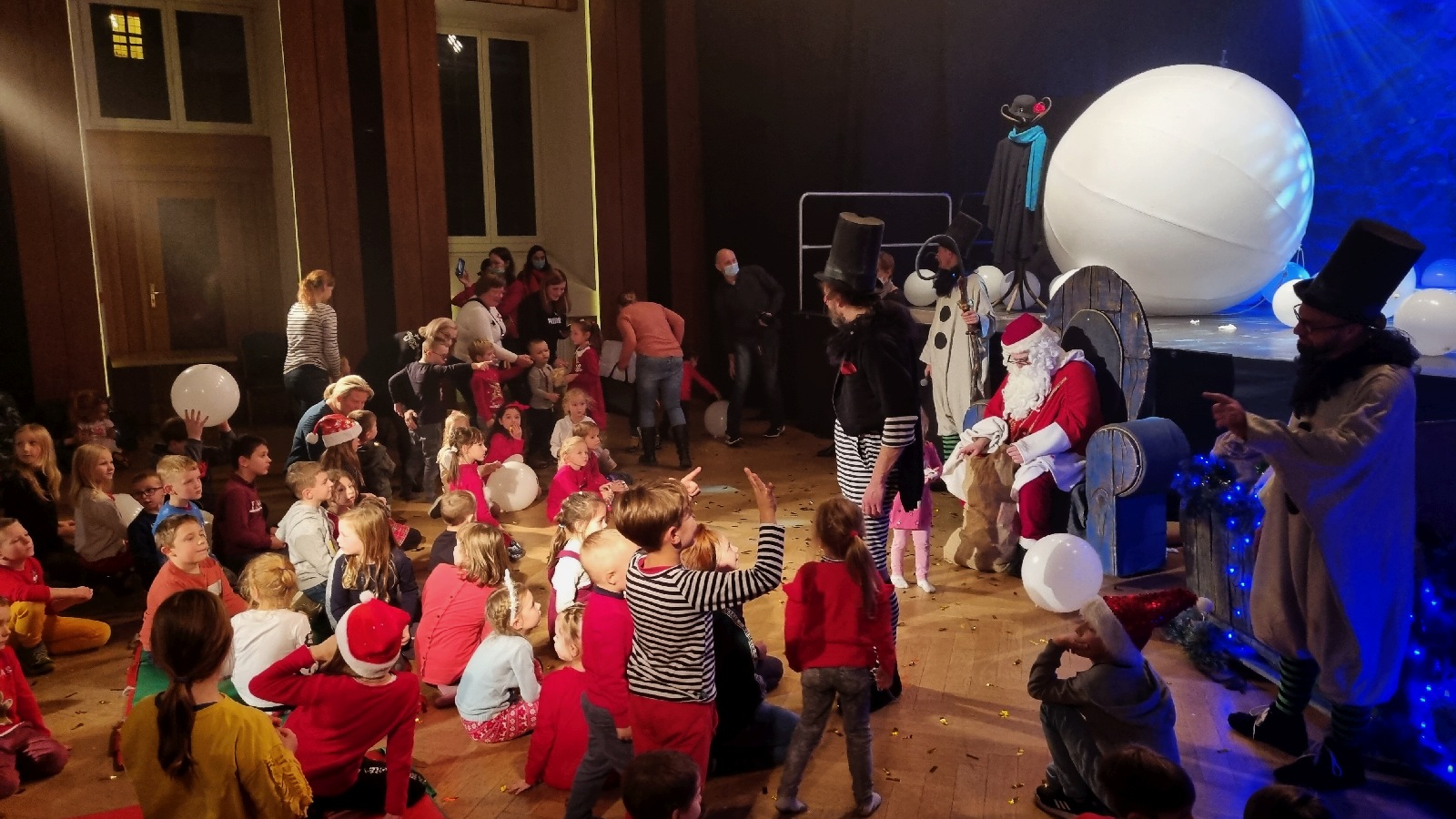 Spektakl mikołajkowy „Zimowe Show” w Sali Maneżowej