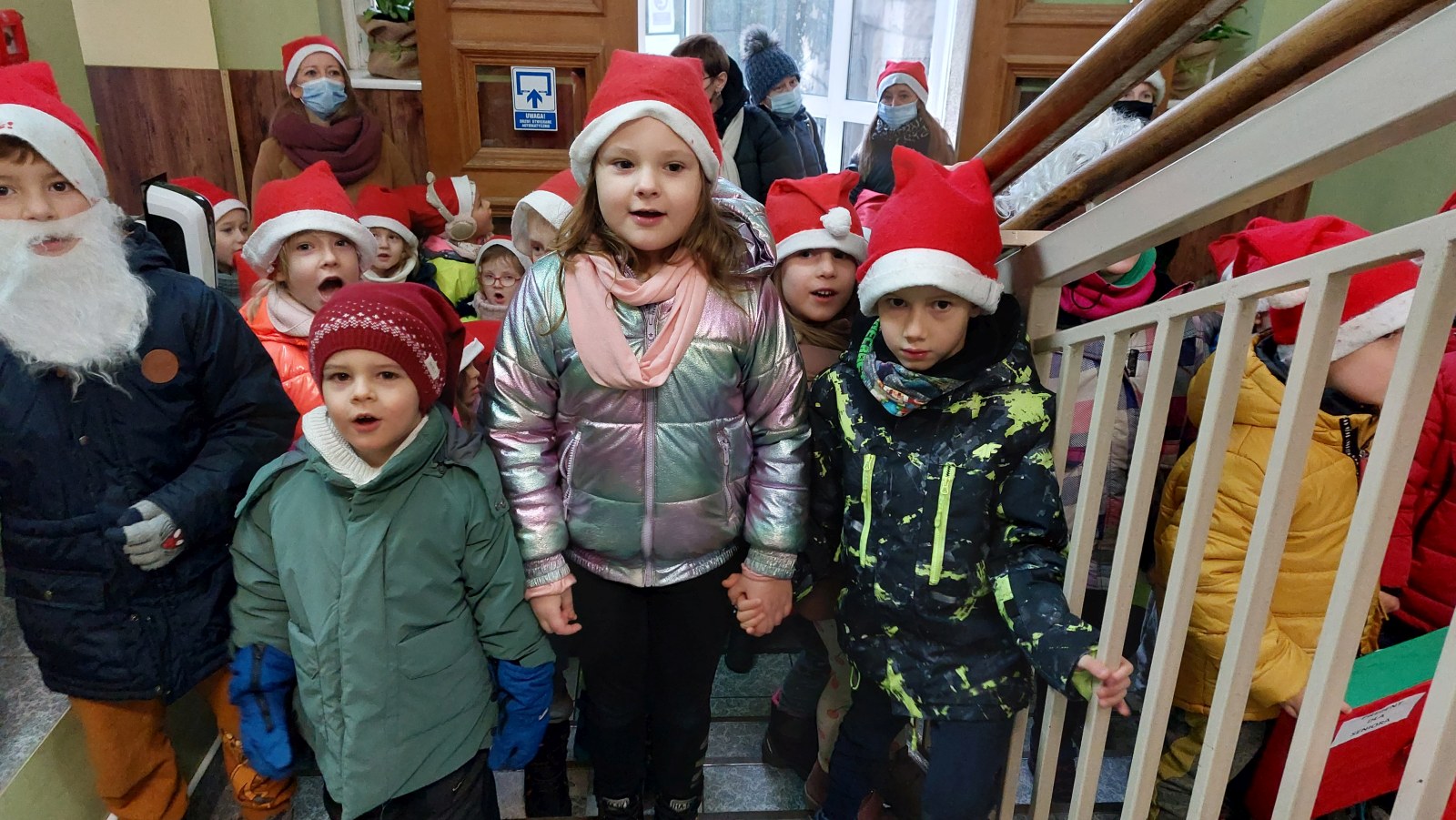 Montessorki odwiedziły seniorów z prezentami świątecznymi