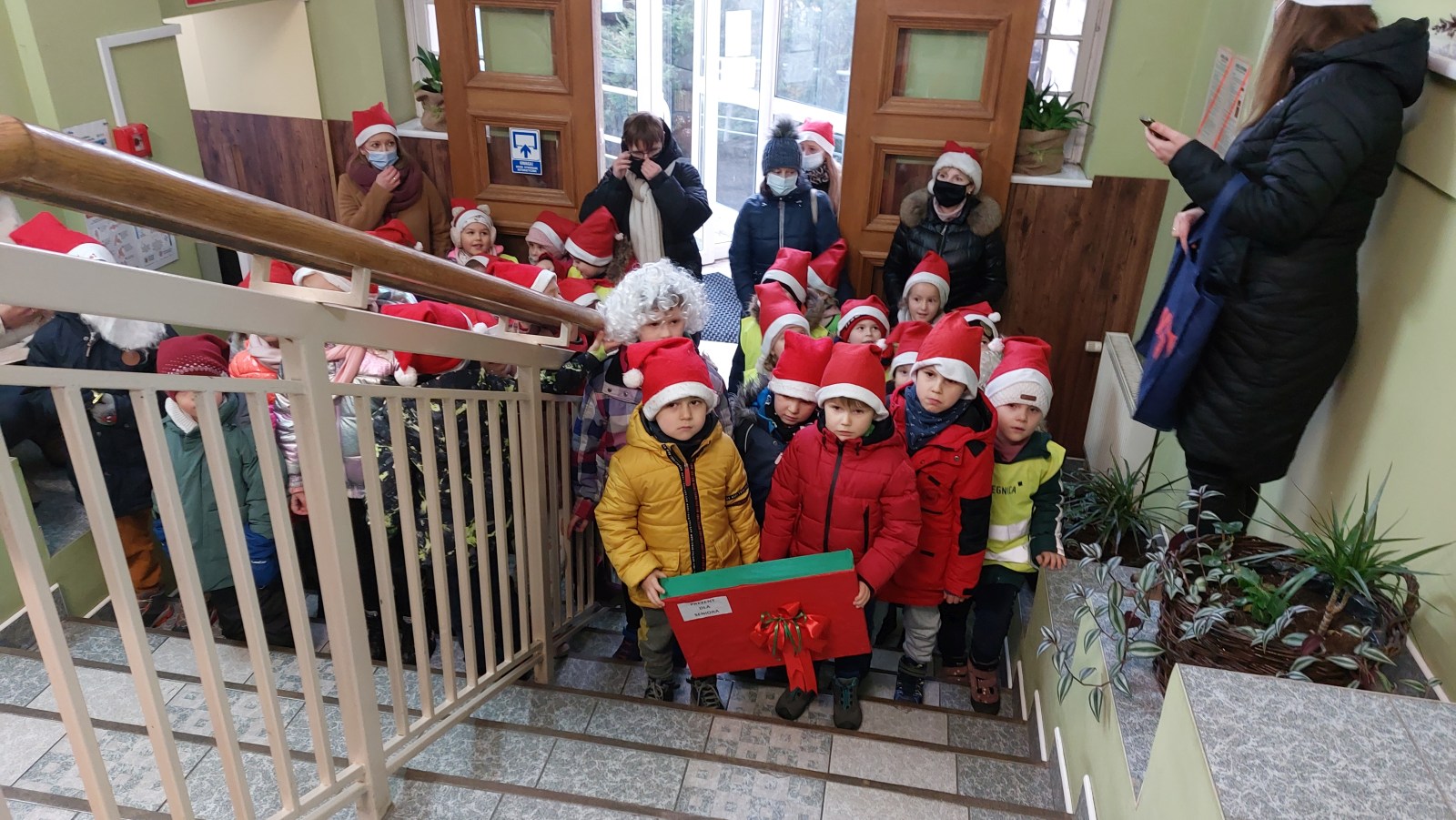 Montessorki odwiedziły seniorów z prezentami świątecznymi