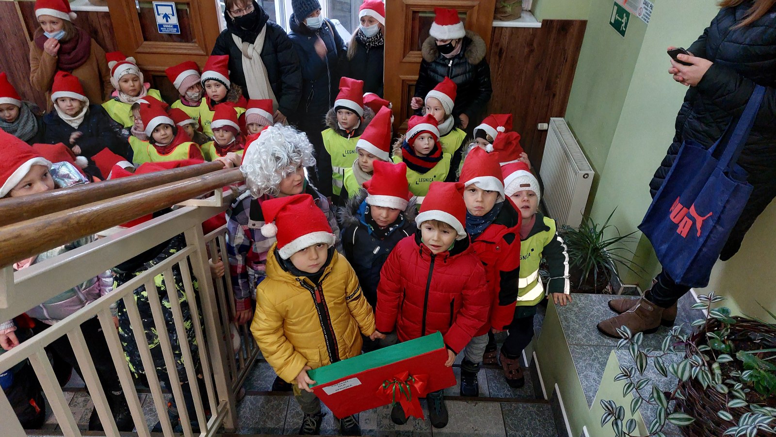 Montessorki odwiedziły seniorów z prezentami świątecznymi