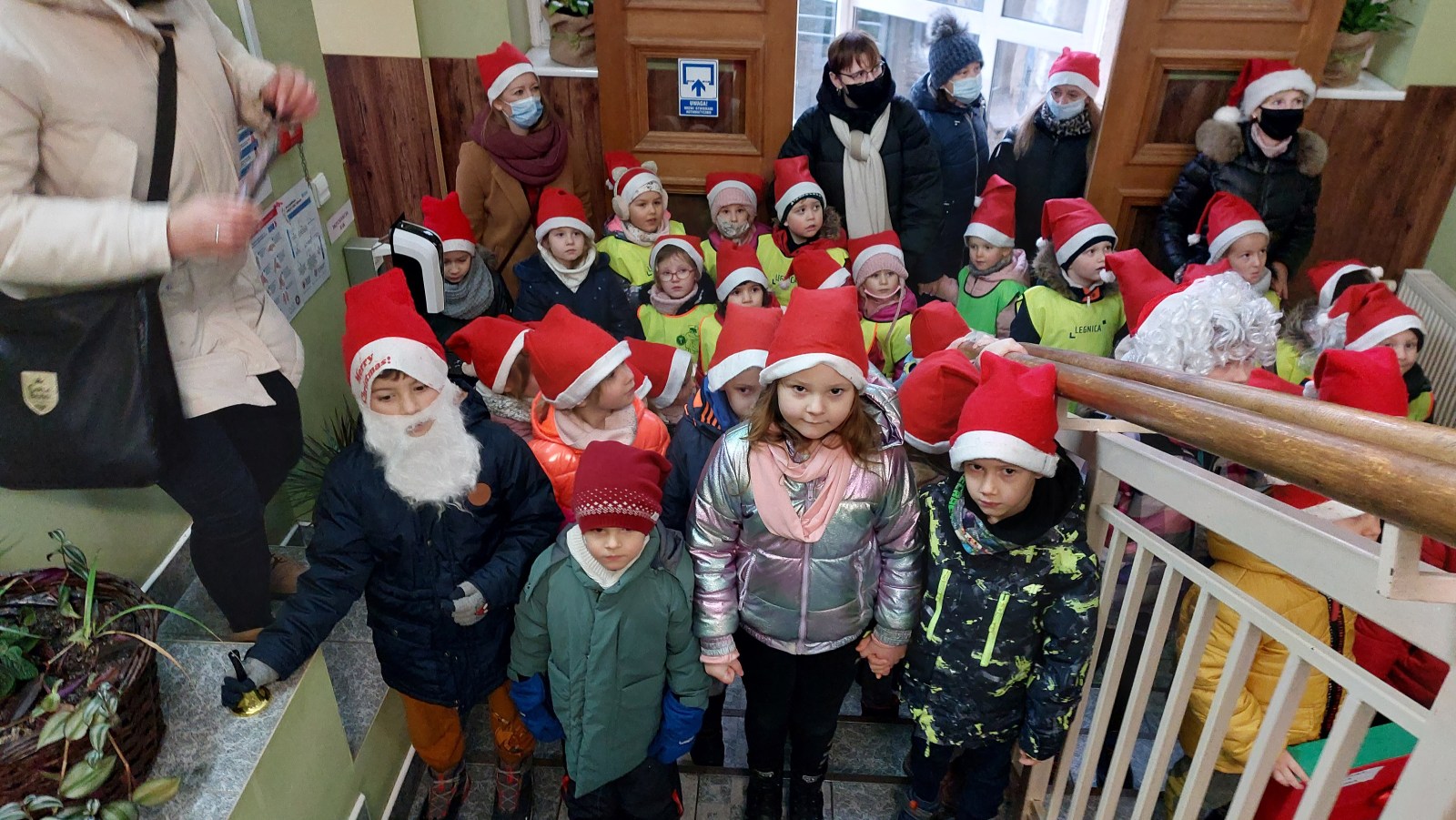Montessorki odwiedziły seniorów z prezentami świątecznymi