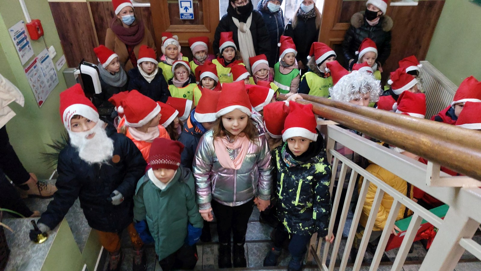 Montessorki odwiedziły seniorów z prezentami świątecznymi