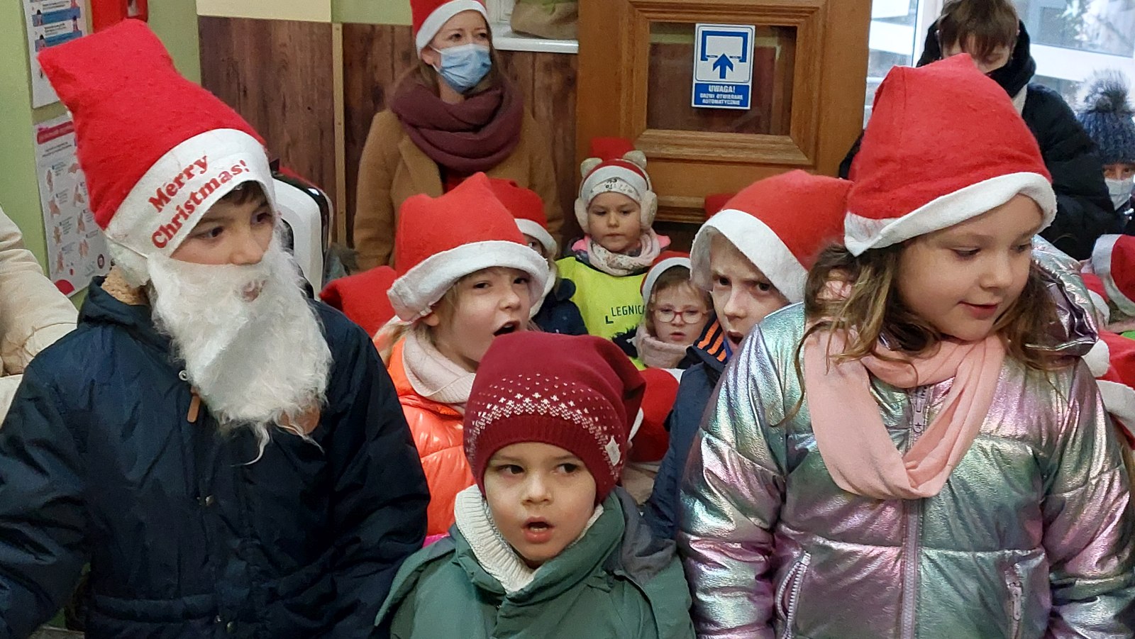 Montessorki odwiedziły seniorów z prezentami świątecznymi