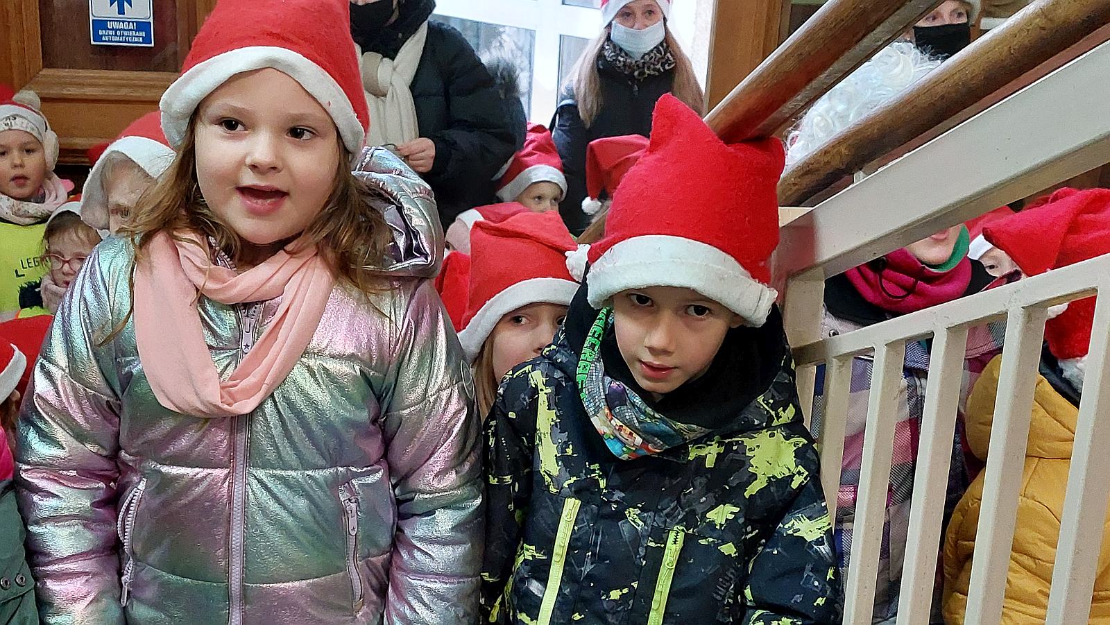 Montessorki odwiedziły seniorów z prezentami świątecznymi