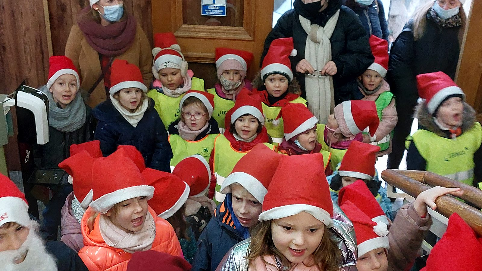 Montessorki odwiedziły seniorów z prezentami świątecznymi