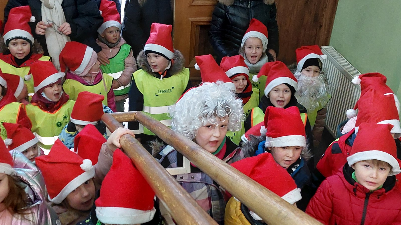 Montessorki odwiedziły seniorów z prezentami świątecznymi