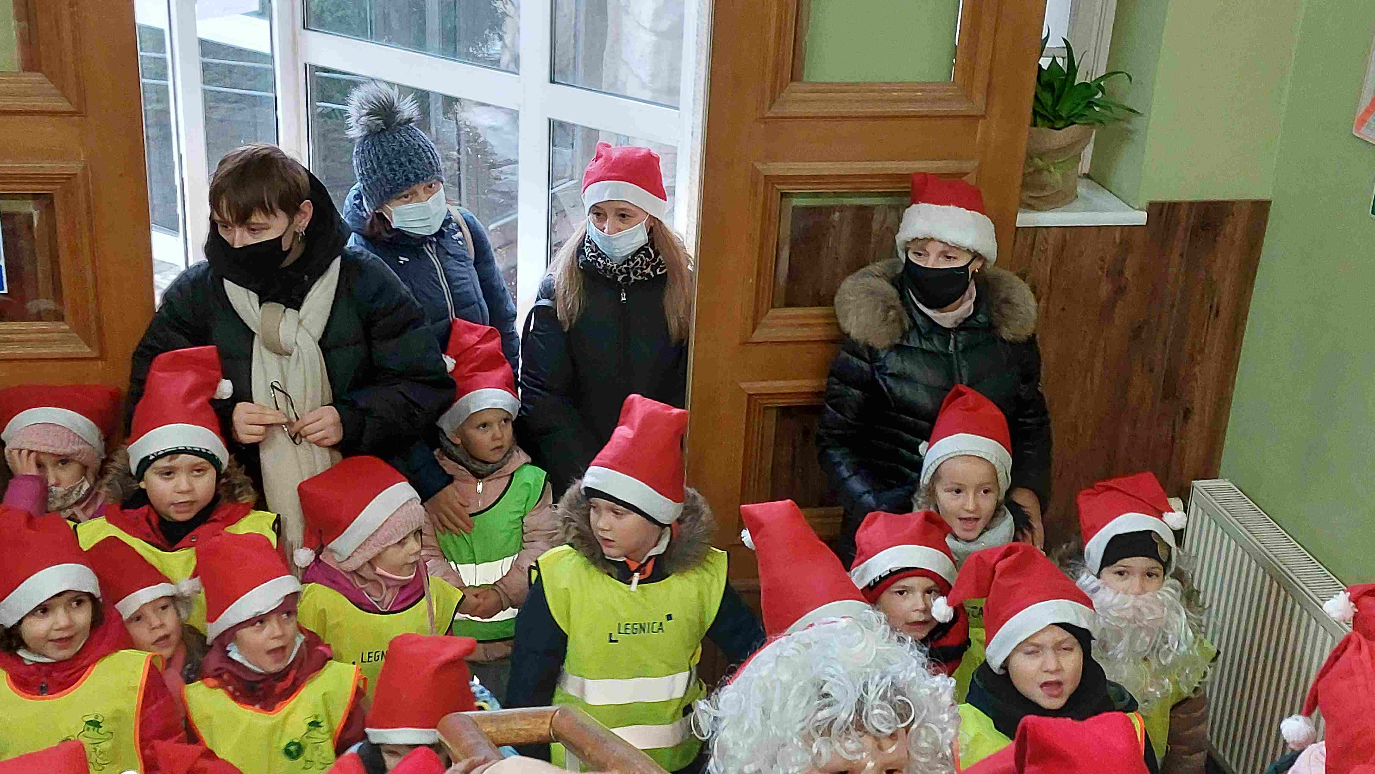 Montessorki odwiedziły seniorów z prezentami świątecznymi