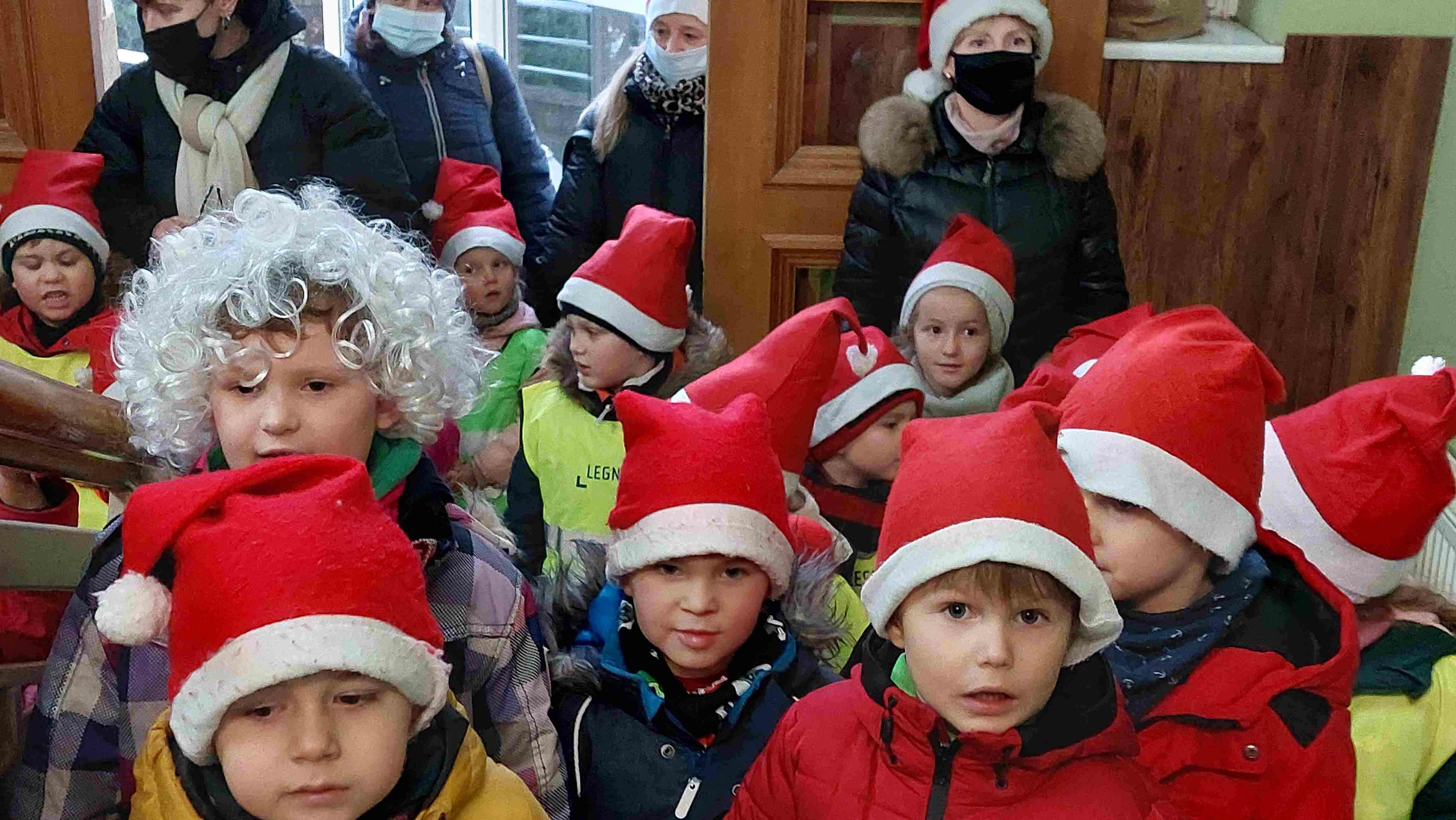 Montessorki odwiedziły seniorów z prezentami świątecznymi