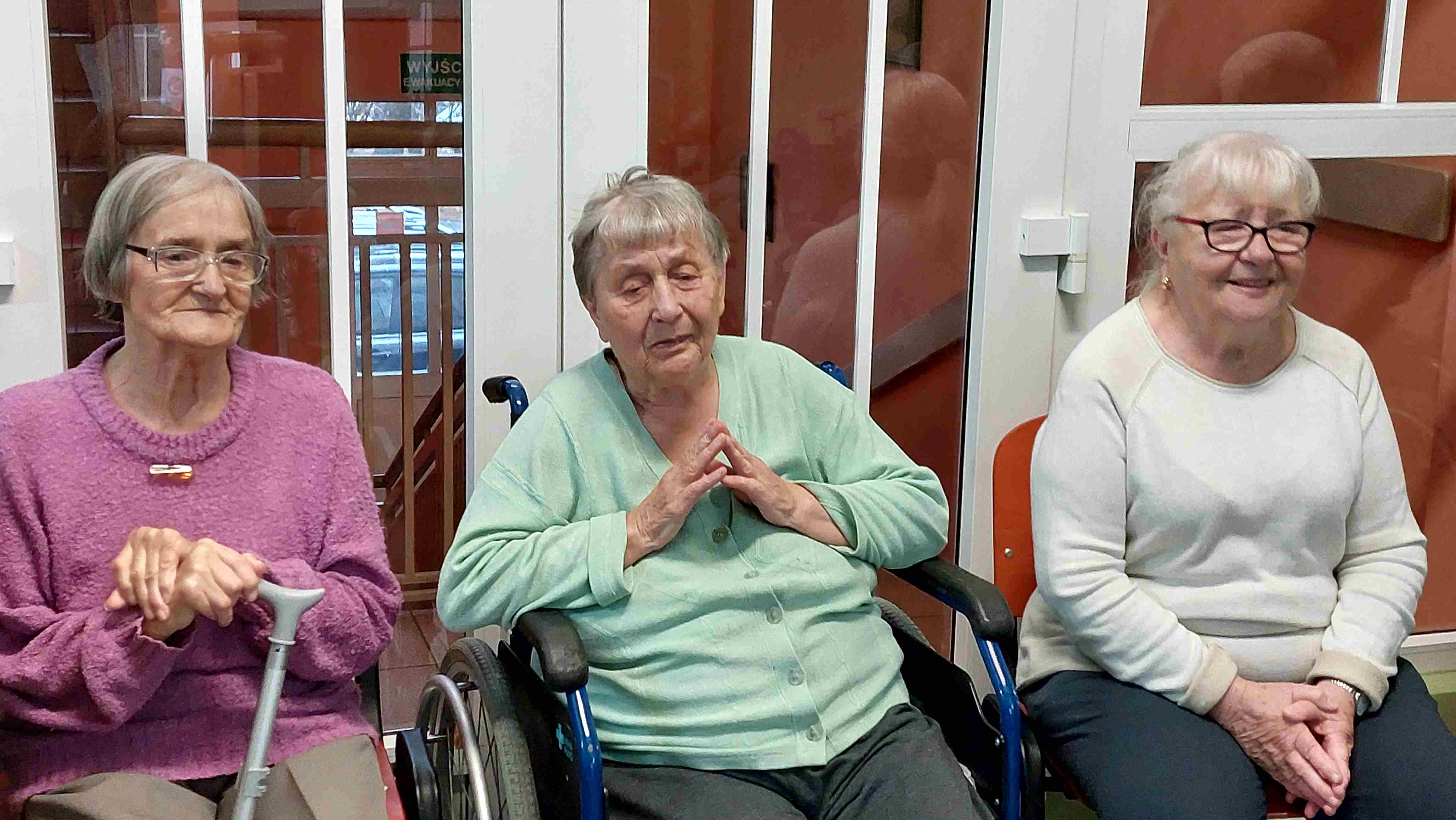 Montessorki odwiedziły seniorów z prezentami świątecznymi