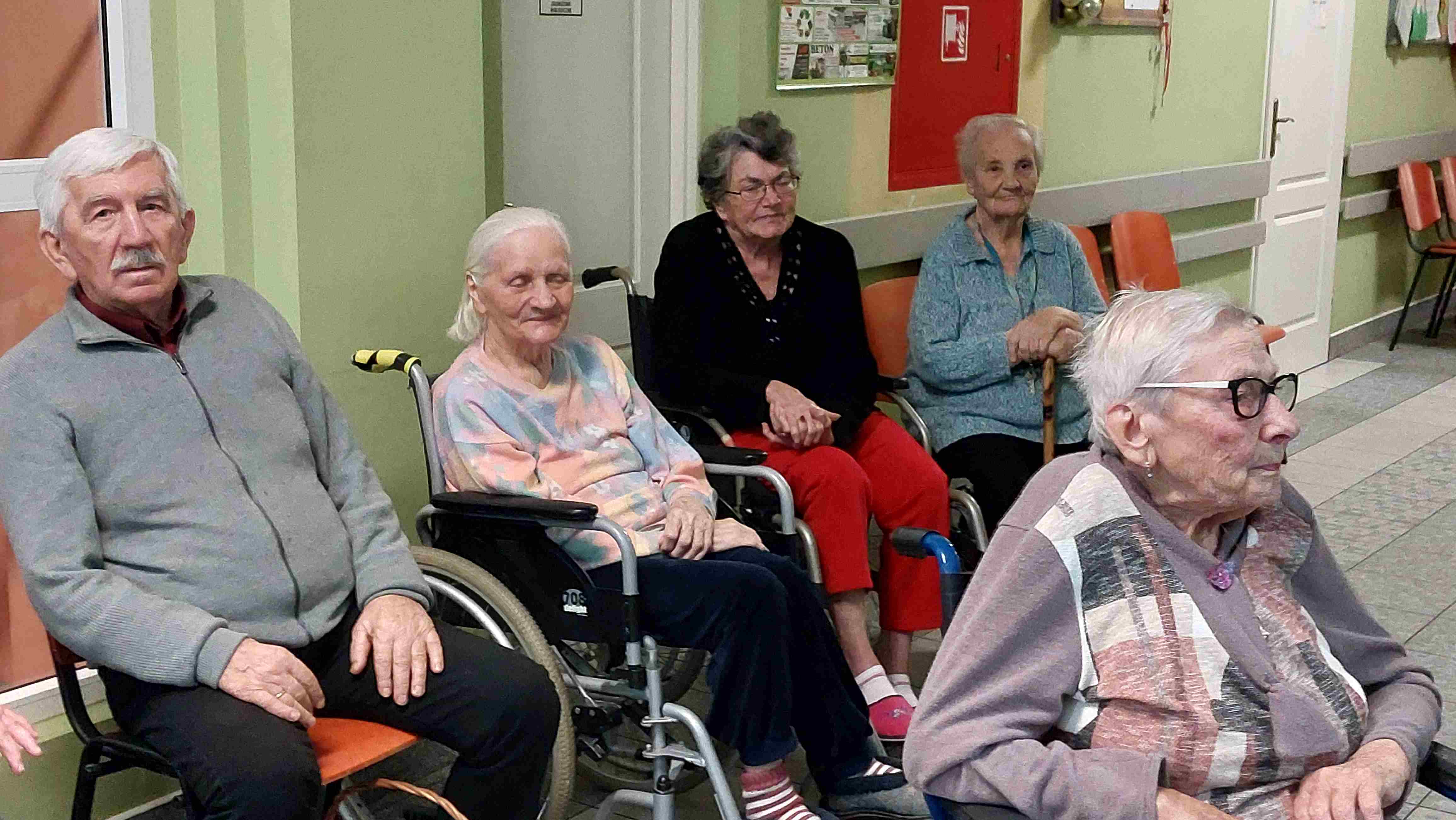 Montessorki odwiedziły seniorów z prezentami świątecznymi