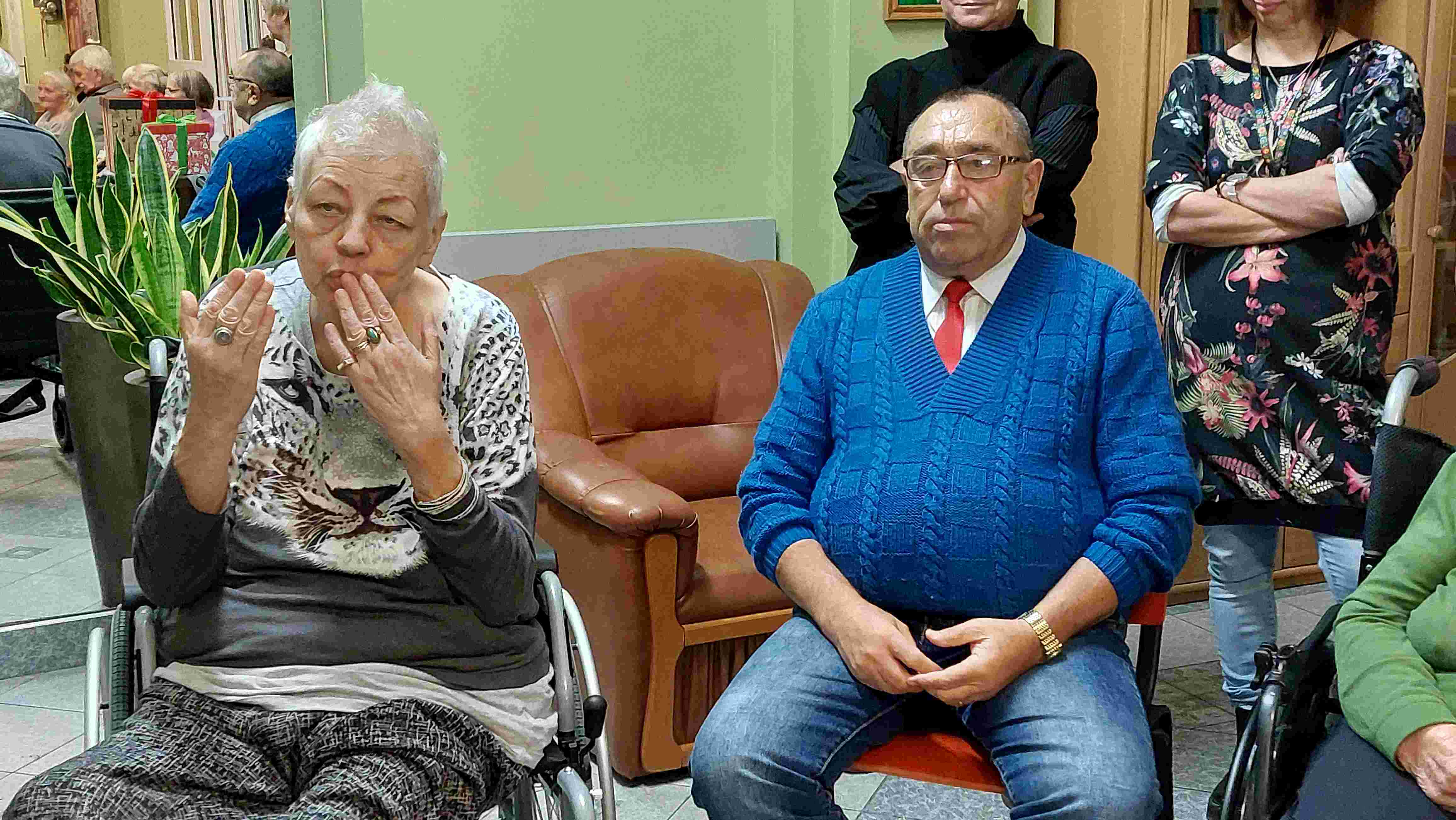 Montessorki odwiedziły seniorów z prezentami świątecznymi