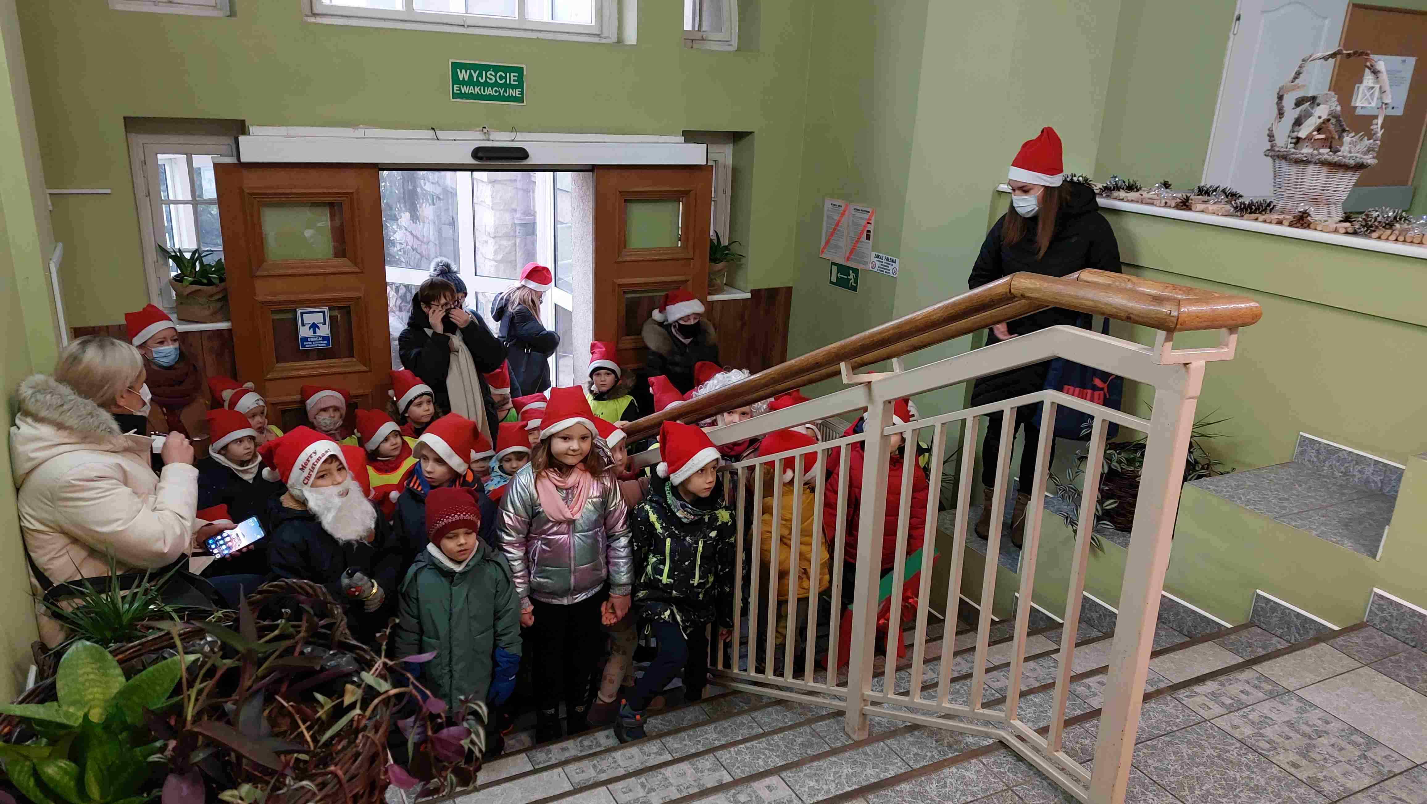Montessorki odwiedziły seniorów z prezentami świątecznymi
