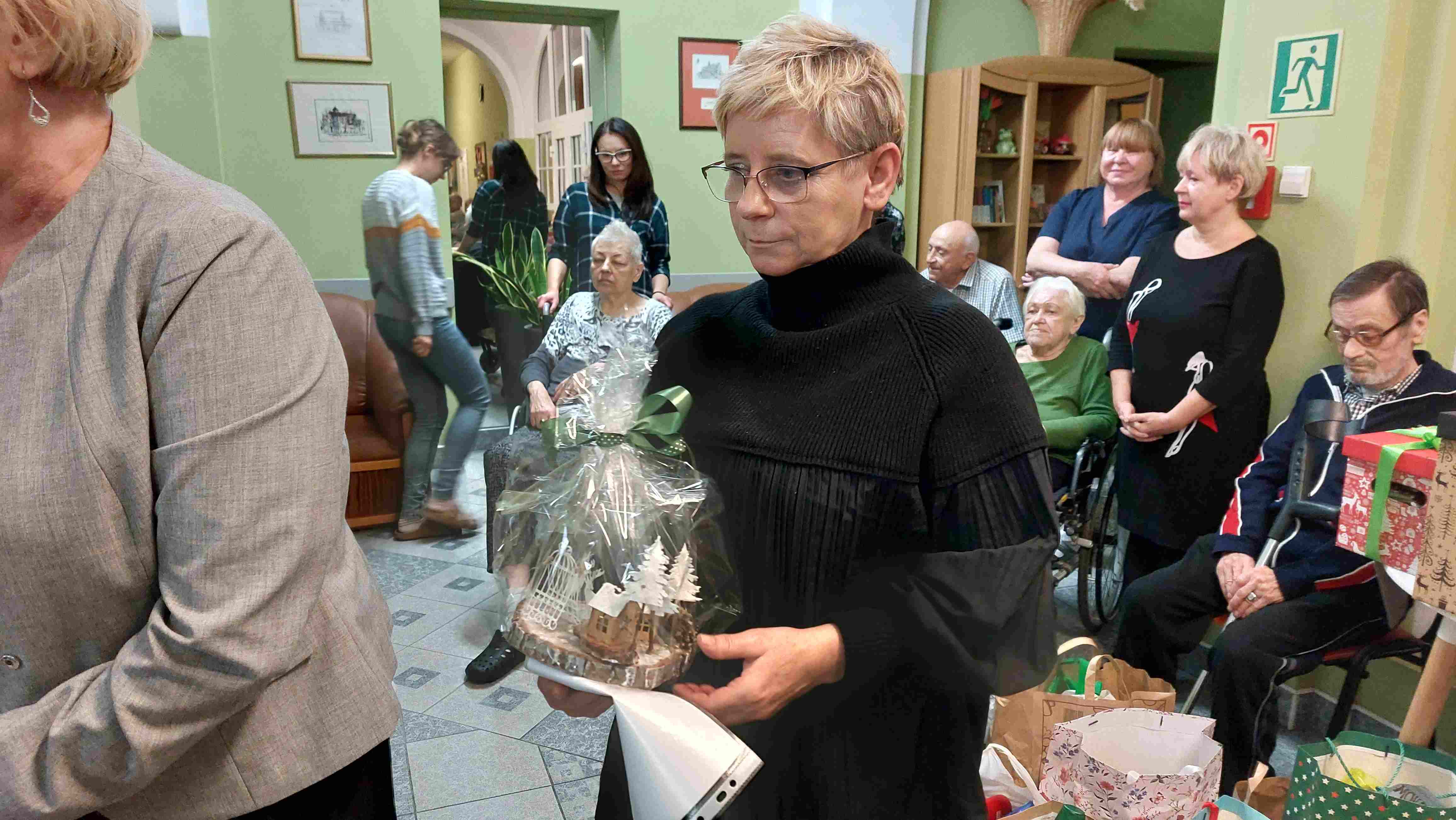 Montessorki odwiedziły seniorów z prezentami świątecznymi