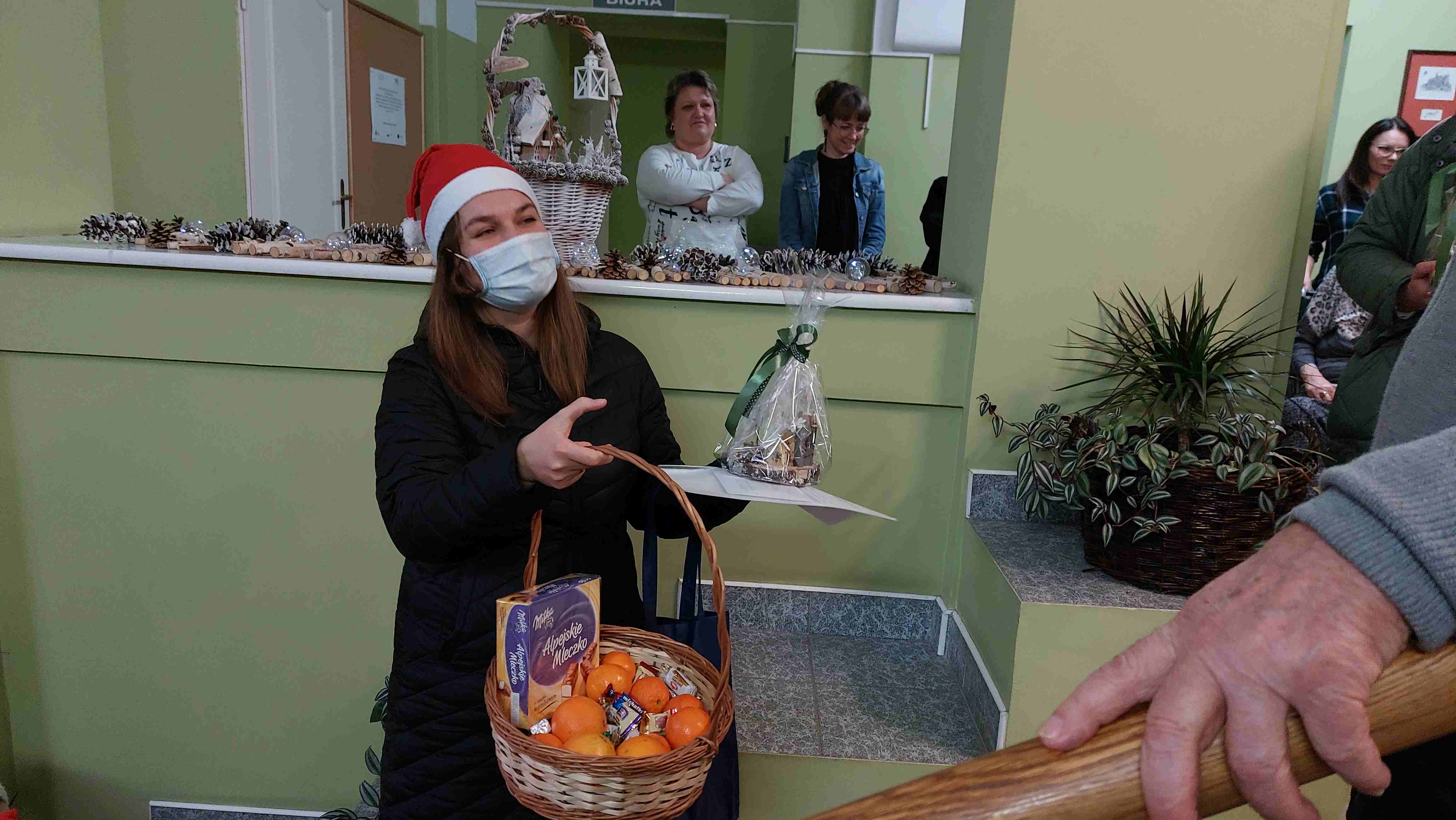 Montessorki odwiedziły seniorów z prezentami świątecznymi