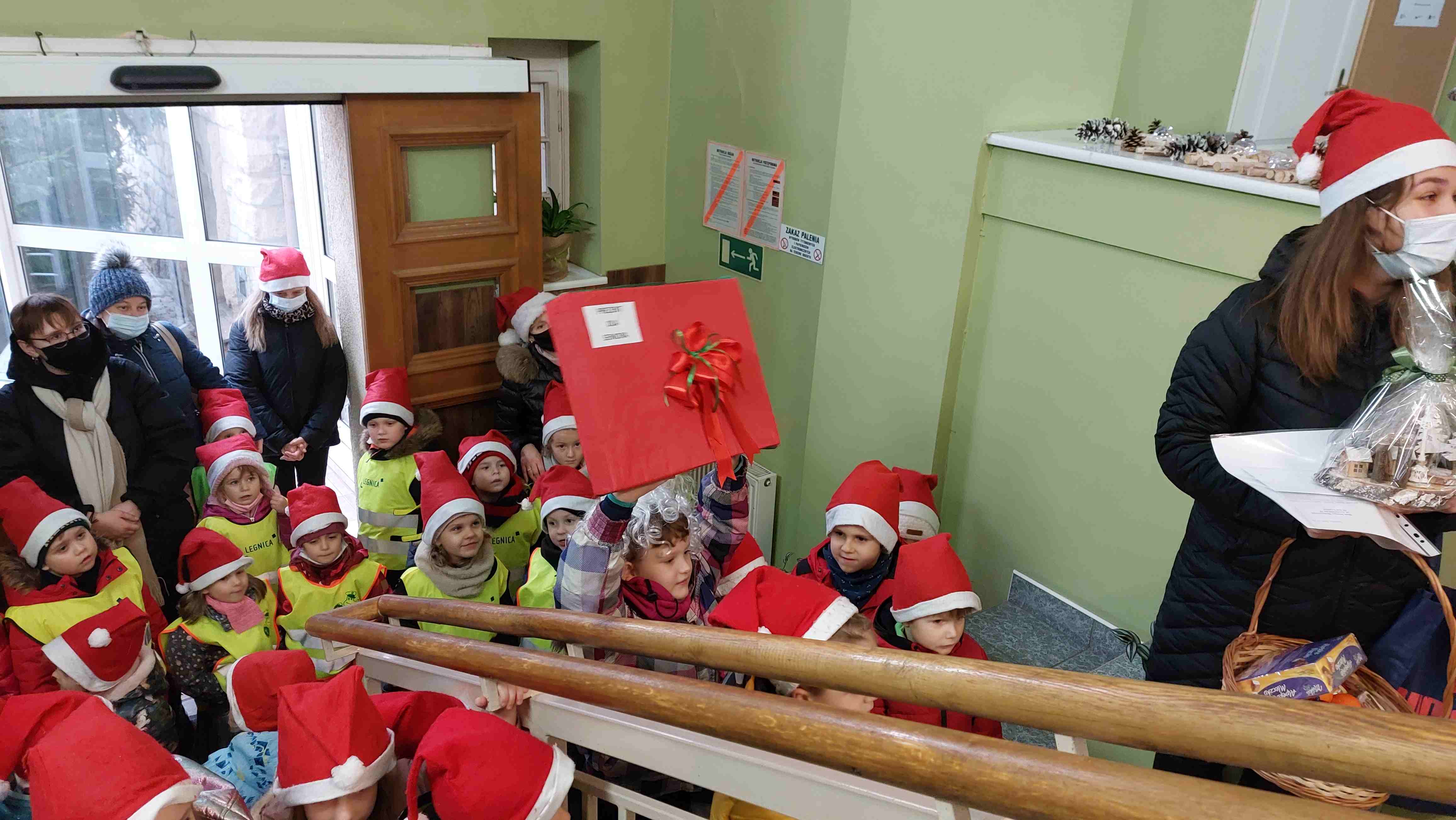 Montessorki odwiedziły seniorów z prezentami świątecznymi