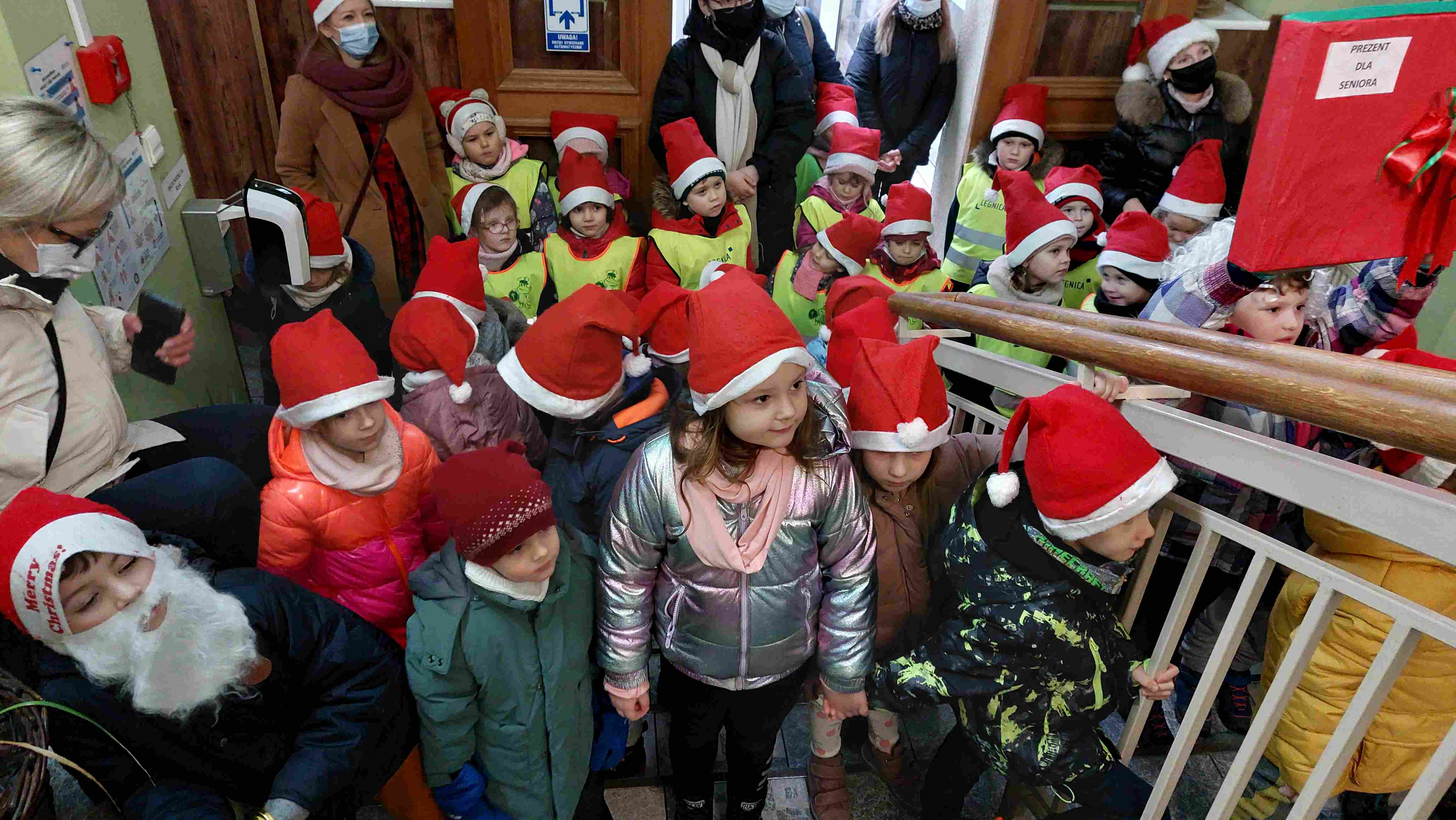 Montessorki odwiedziły seniorów z prezentami świątecznymi