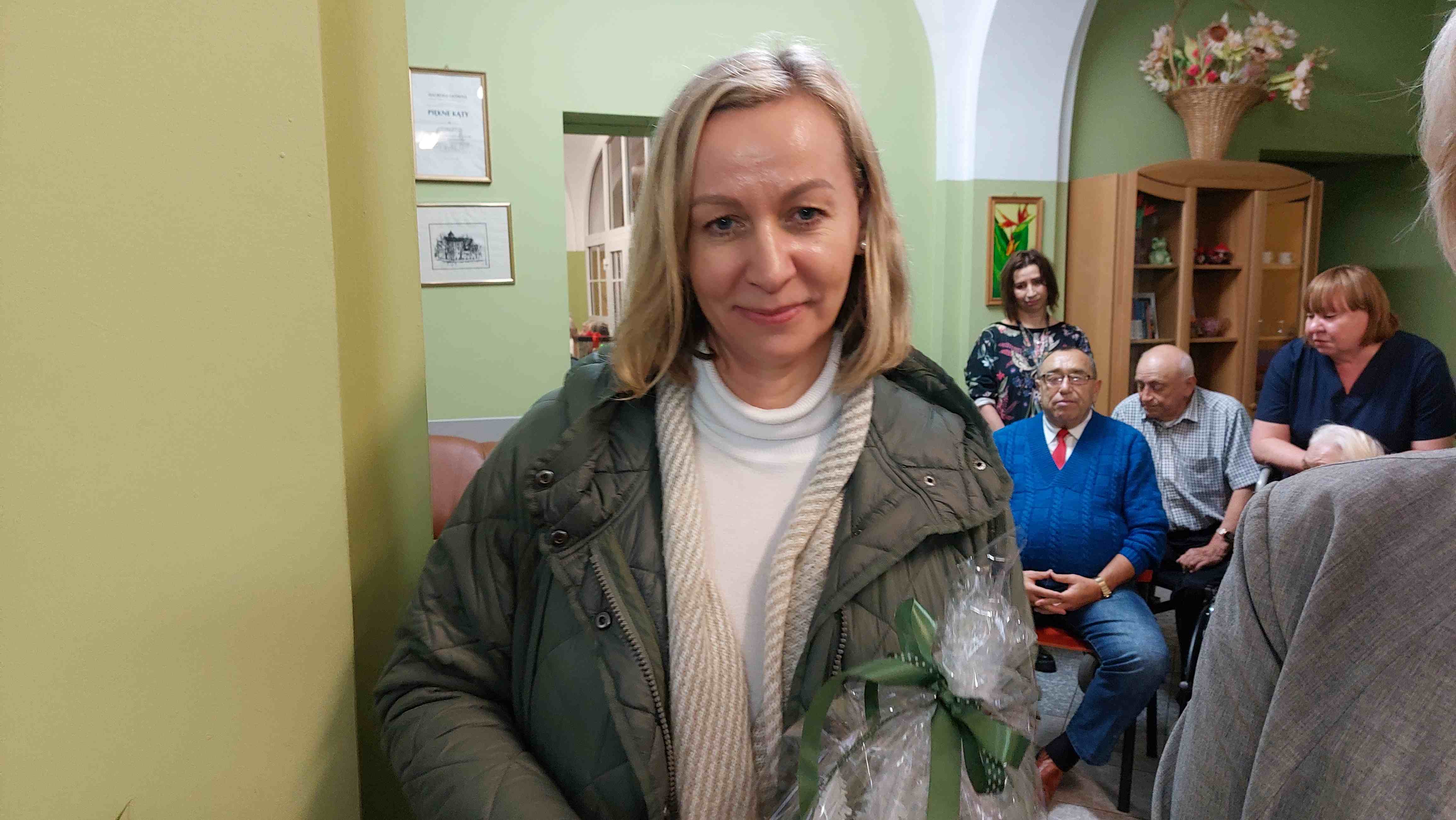 Montessorki odwiedziły seniorów z prezentami świątecznymi
