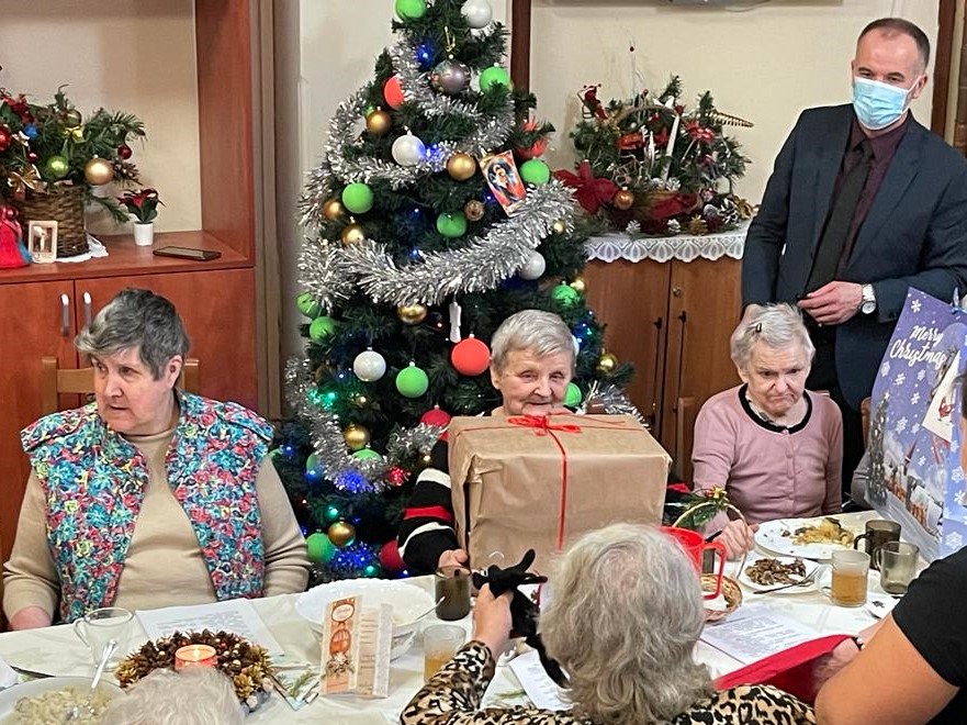 Mieszkańcy DPS „Prząśnik” w Brenniku obdarowani na gwiazdkę