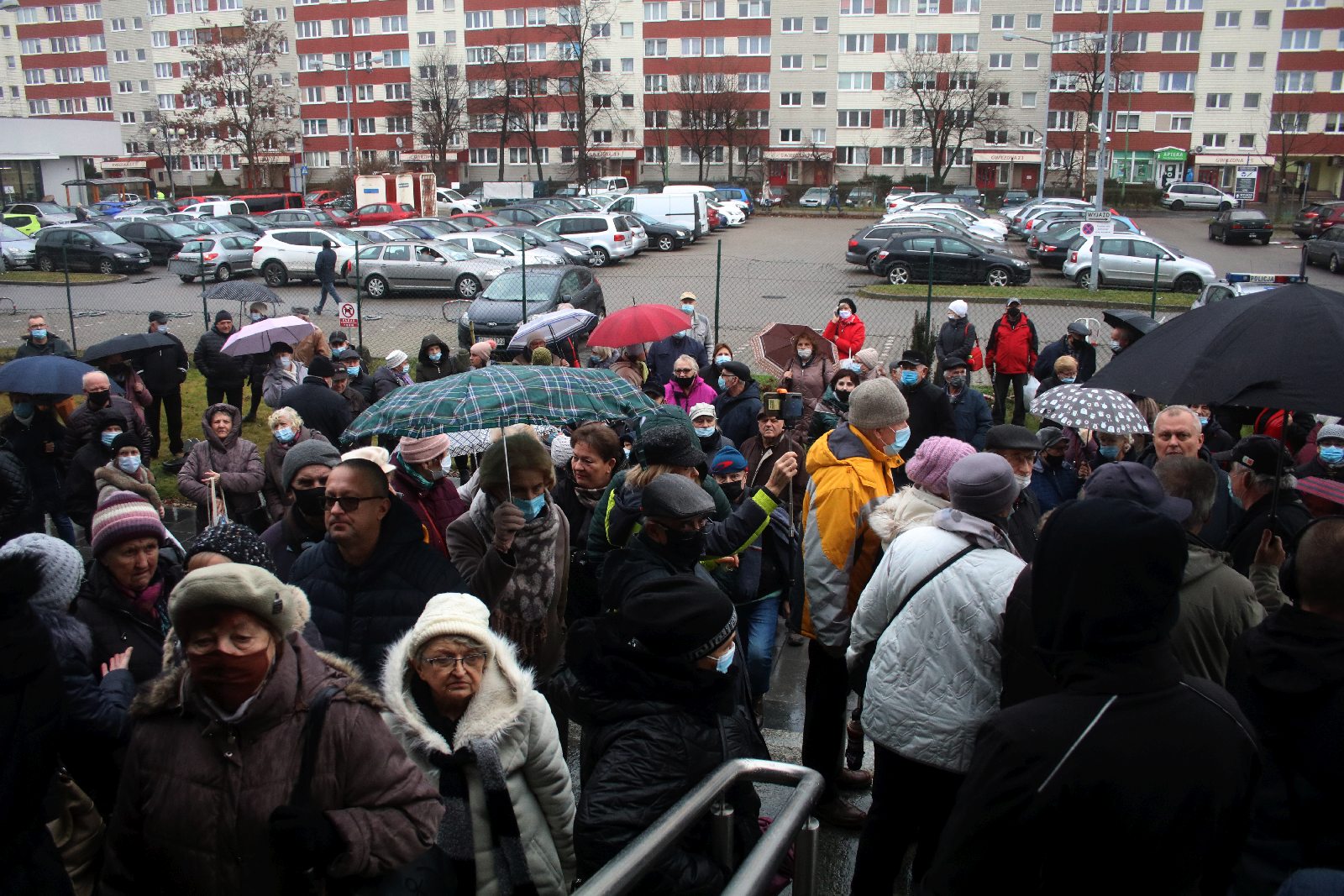Tłumy na proteście przed LSM. Zarząd chowa głowę w piasek.