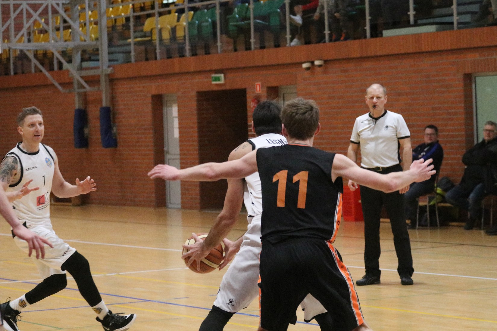 Basket Legnica zdemolował u siebie UKS Gimbasket Wrocław