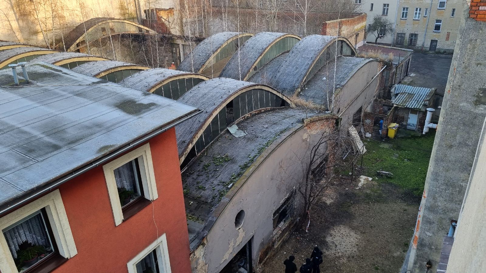 Runął dach po byłej Spółdzielni Stolarsko - Tapicerskiej Dąb