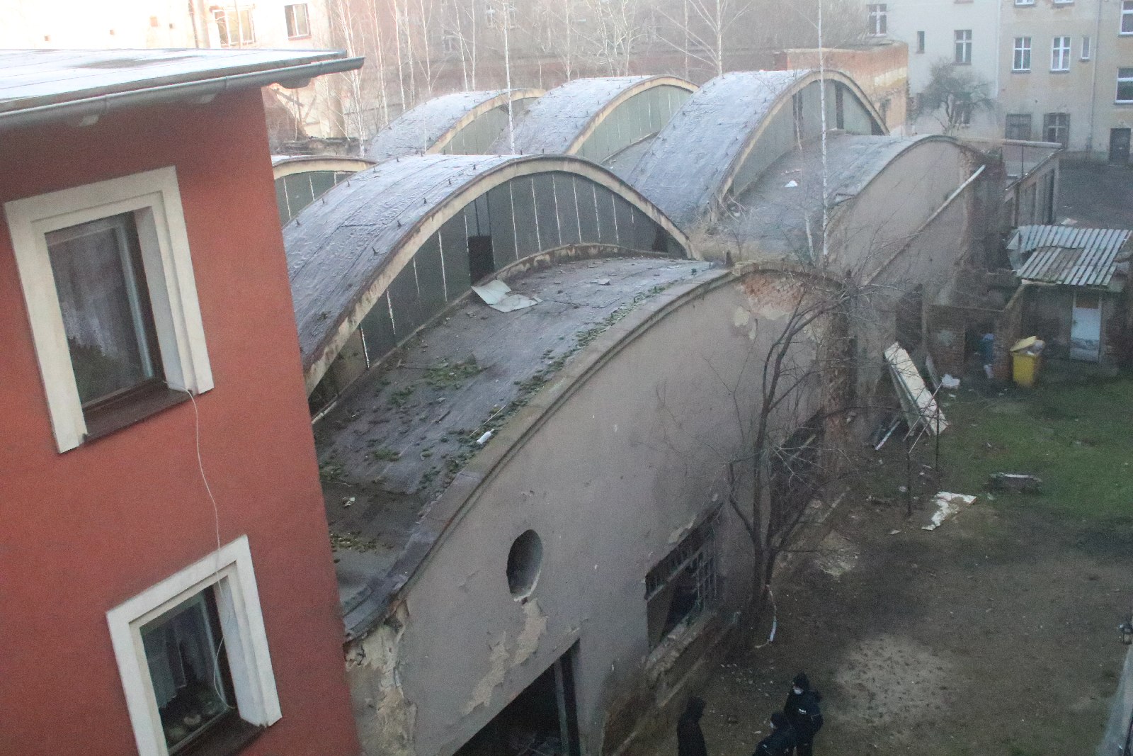 Runął dach po byłej Spółdzielni Stolarsko - Tapicerskiej Dąb