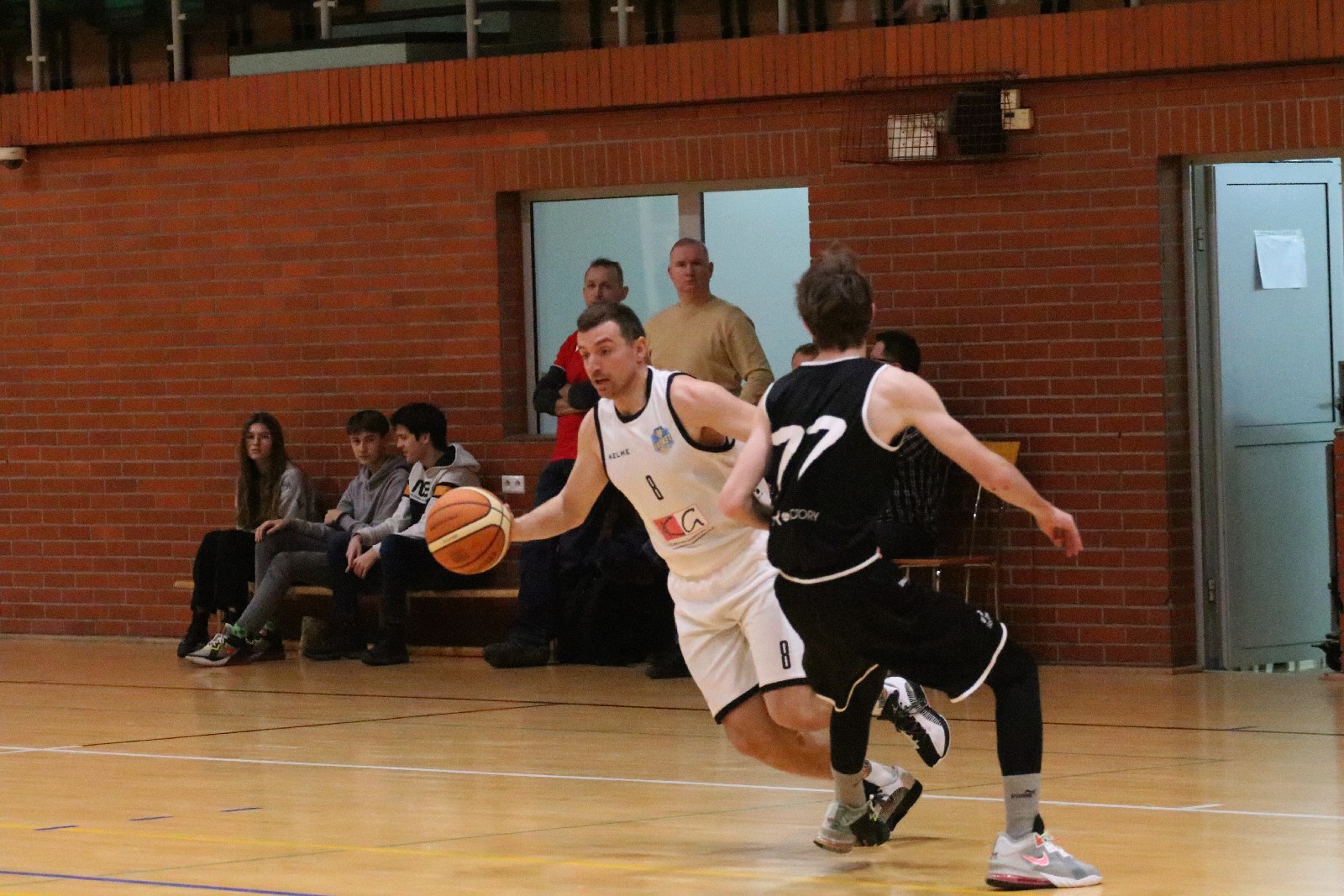 Basket zgodnie z planem pokonał u siebie Basket Szczawno-Zdrój
