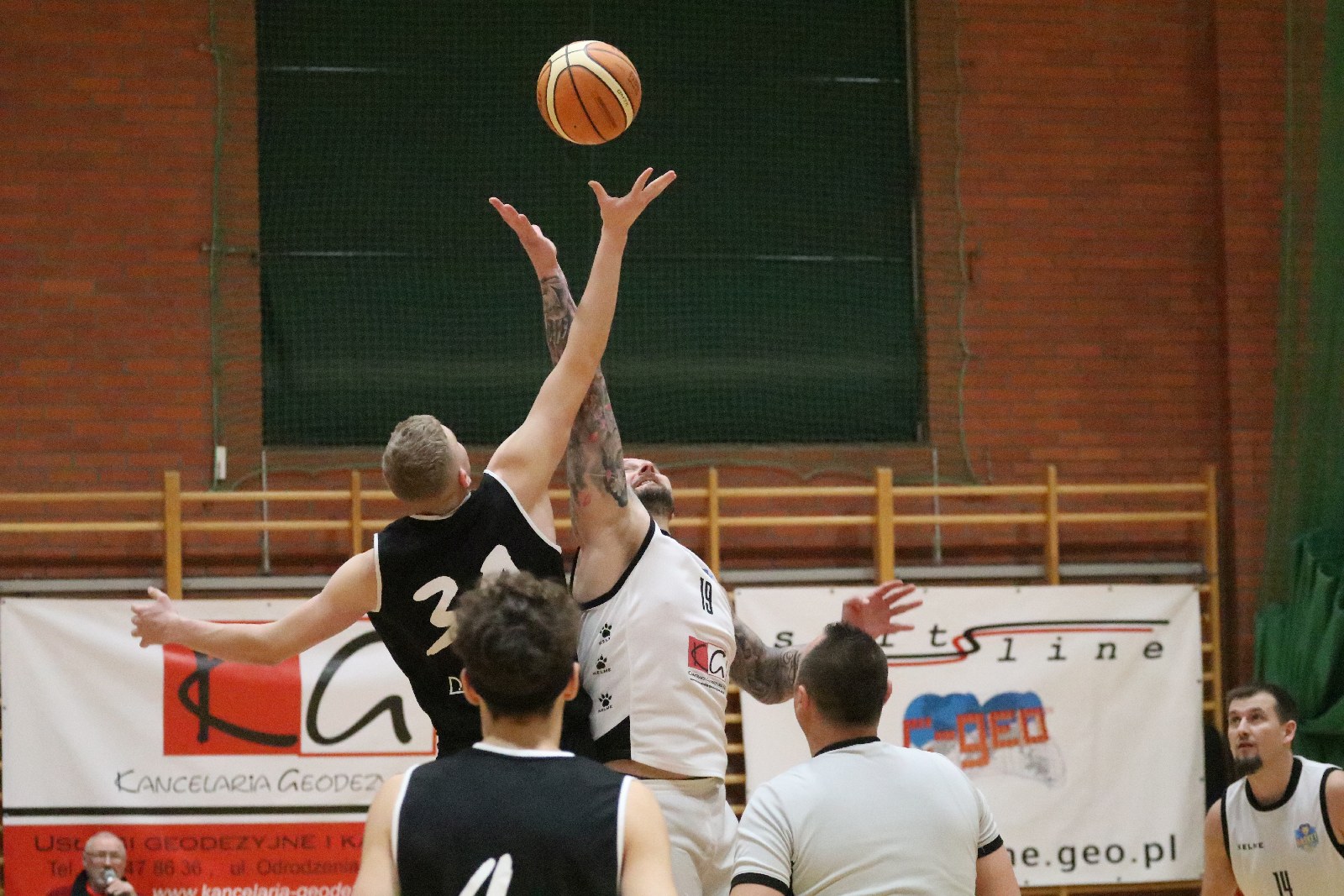 Basket zgodnie z planem pokonał u siebie Basket Szczawno-Zdrój