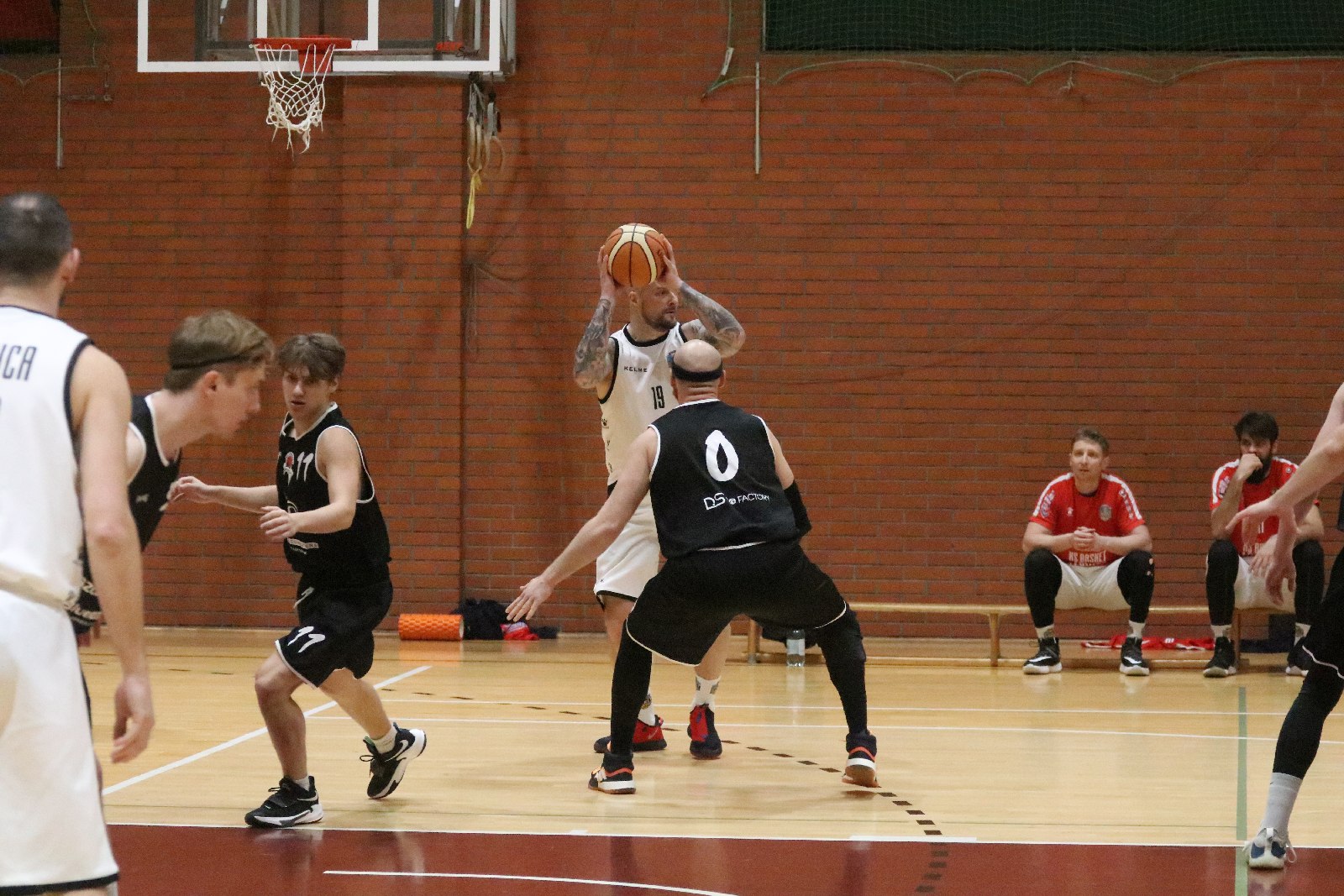 Basket zgodnie z planem pokonał u siebie Basket Szczawno-Zdrój