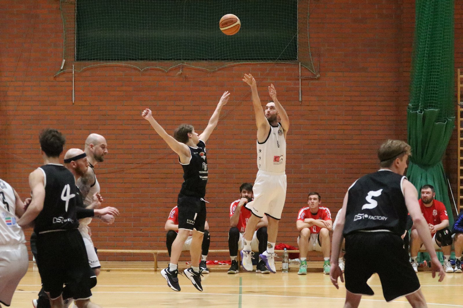 Basket zgodnie z planem pokonał u siebie Basket Szczawno-Zdrój