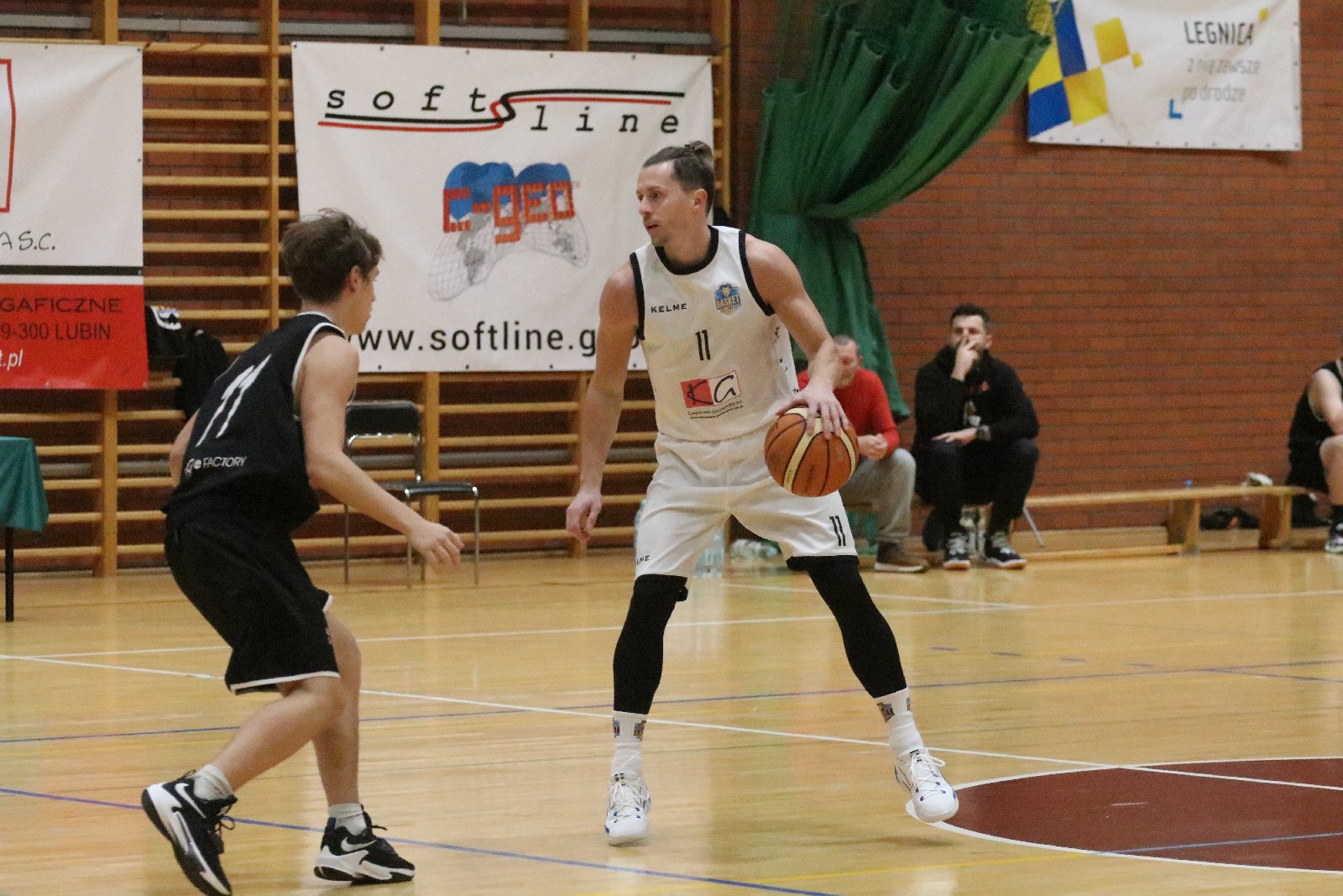 Basket zgodnie z planem pokonał u siebie Basket Szczawno-Zdrój