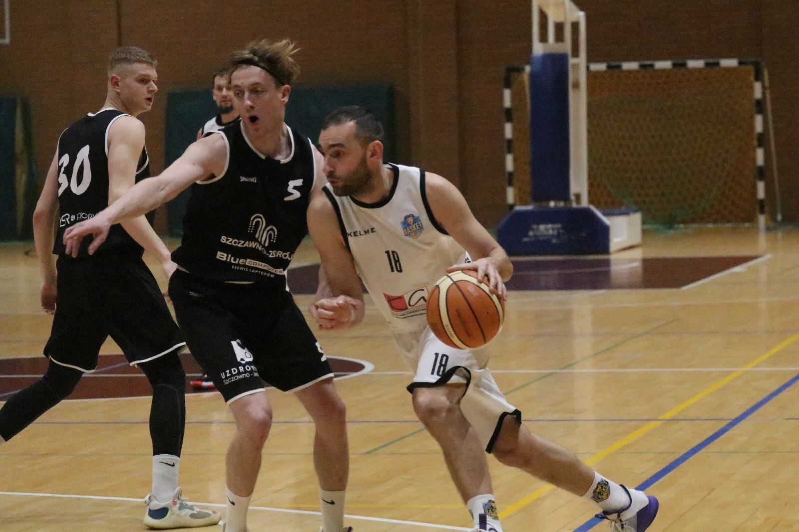 Basket zgodnie z planem pokonał u siebie Basket Szczawno-Zdrój