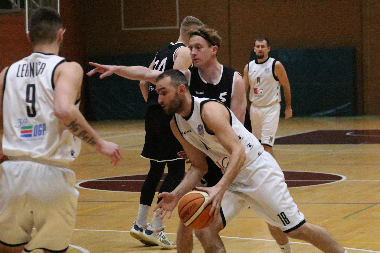 Basket zgodnie z planem pokonał u siebie Basket Szczawno-Zdrój