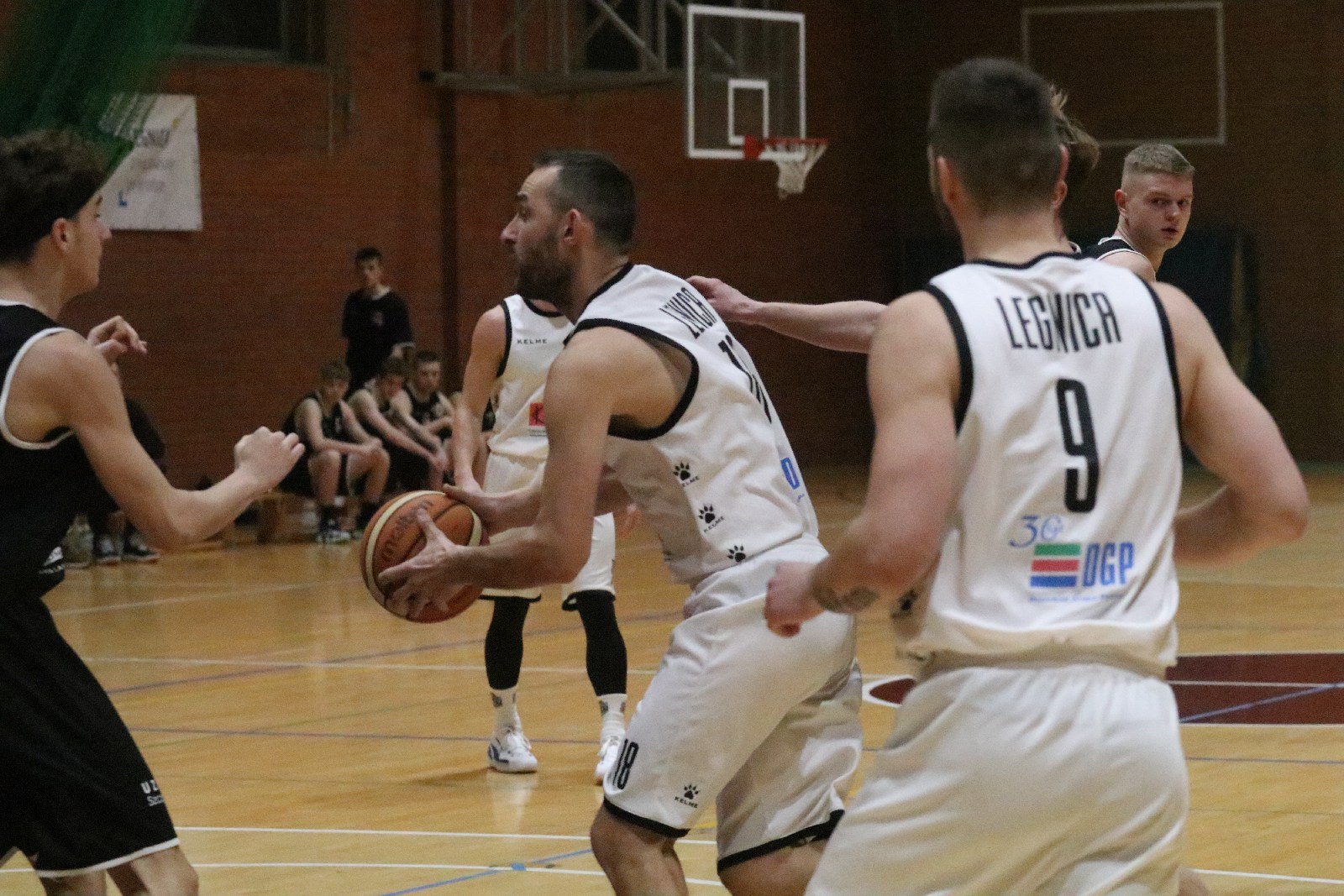 Basket zgodnie z planem pokonał u siebie Basket Szczawno-Zdrój