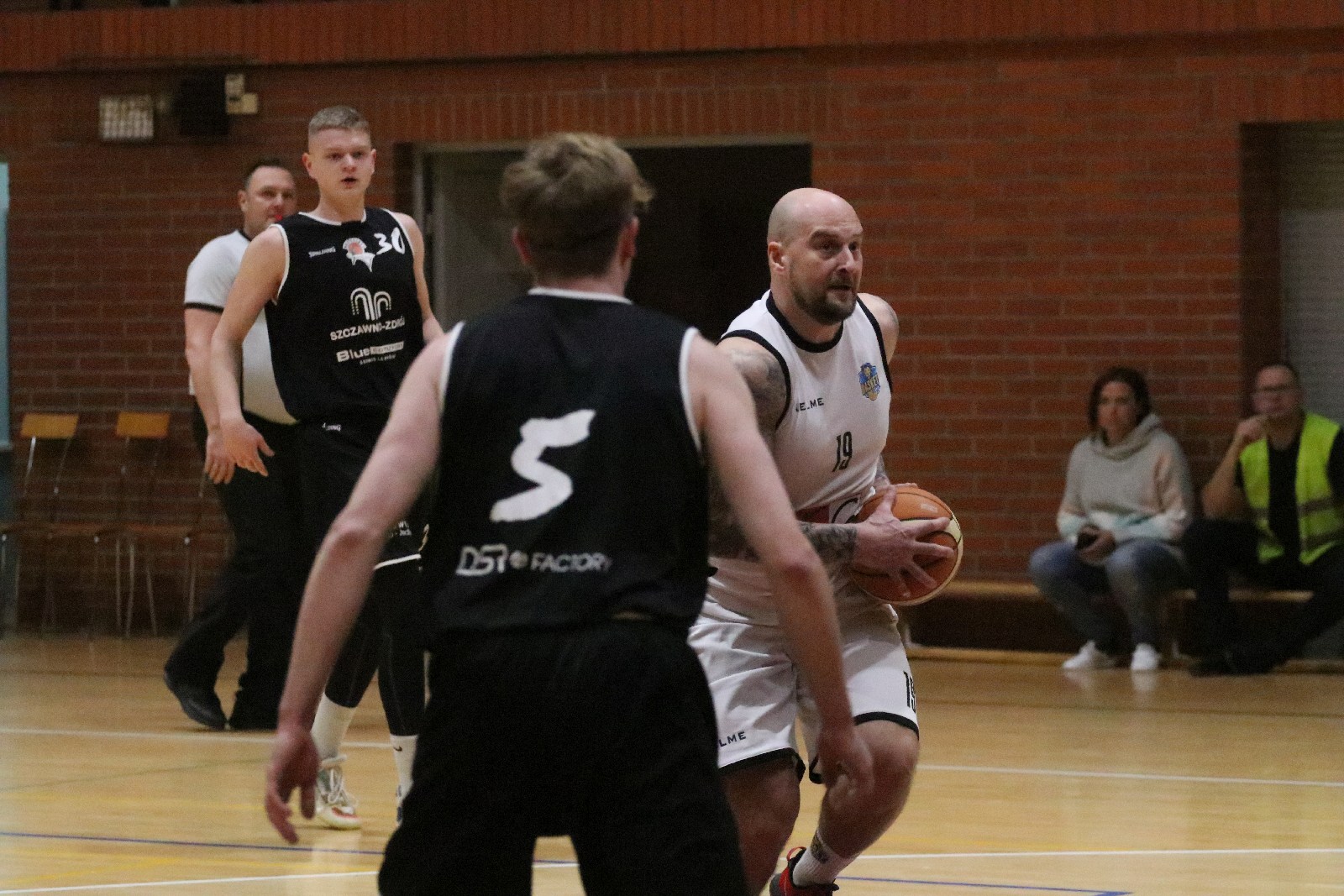 Basket zgodnie z planem pokonał u siebie Basket Szczawno-Zdrój
