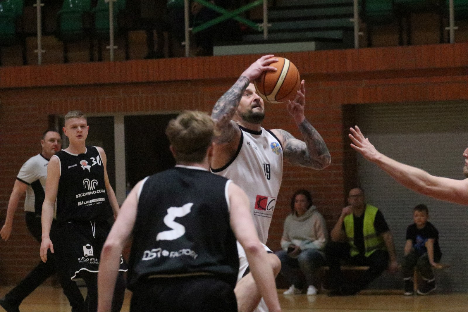 Basket zgodnie z planem pokonał u siebie Basket Szczawno-Zdrój