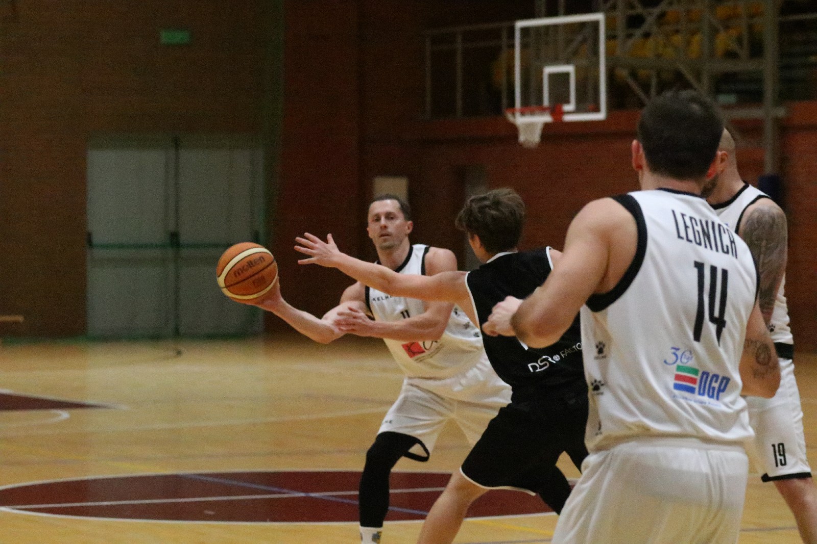 Basket zgodnie z planem pokonał u siebie Basket Szczawno-Zdrój