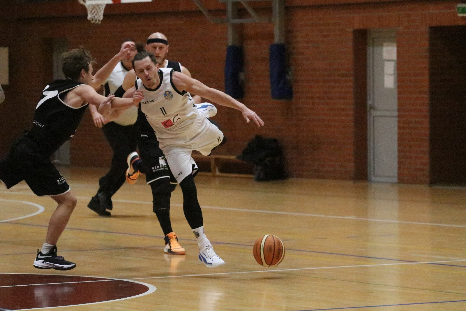 Basket zgodnie z planem pokonał u siebie Basket Szczawno-Zdrój