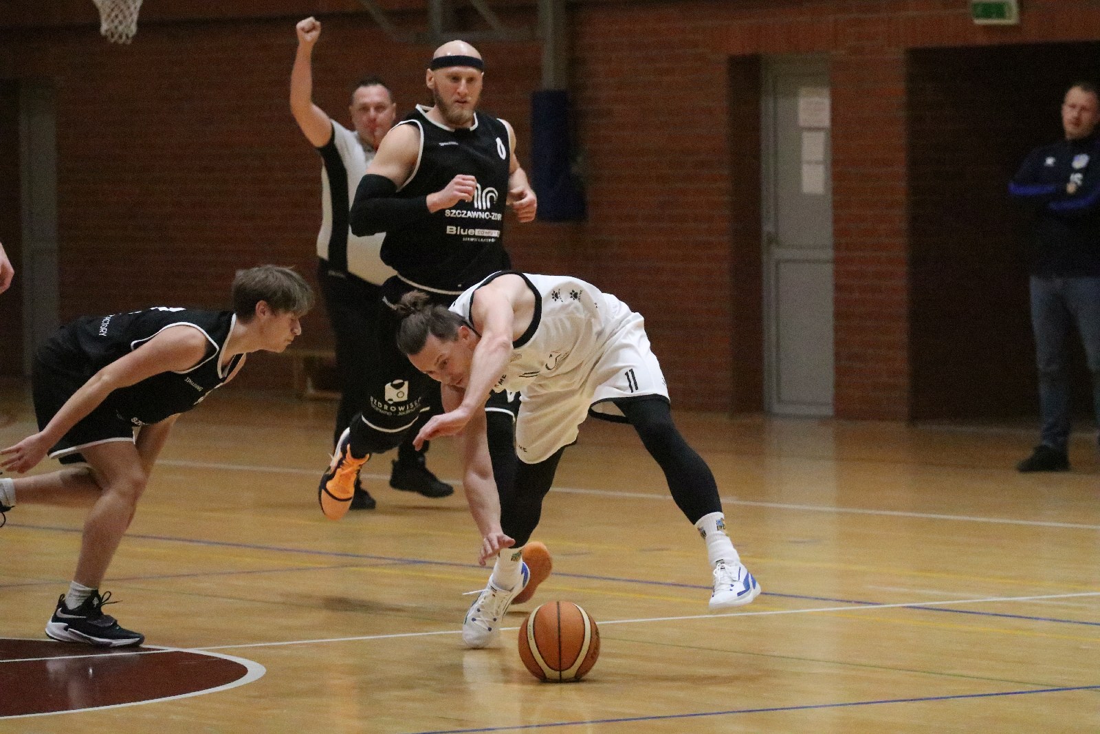 Basket zgodnie z planem pokonał u siebie Basket Szczawno-Zdrój