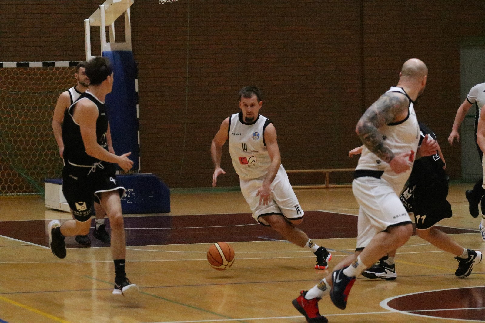Basket zgodnie z planem pokonał u siebie Basket Szczawno-Zdrój