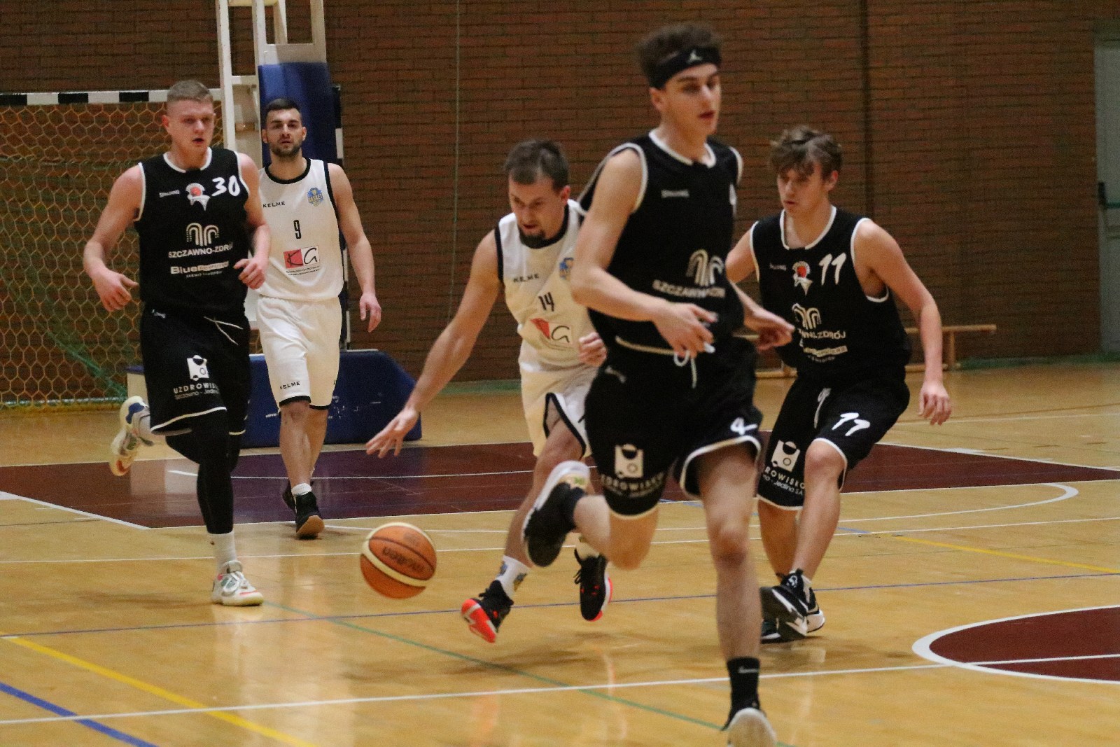 Basket zgodnie z planem pokonał u siebie Basket Szczawno-Zdrój