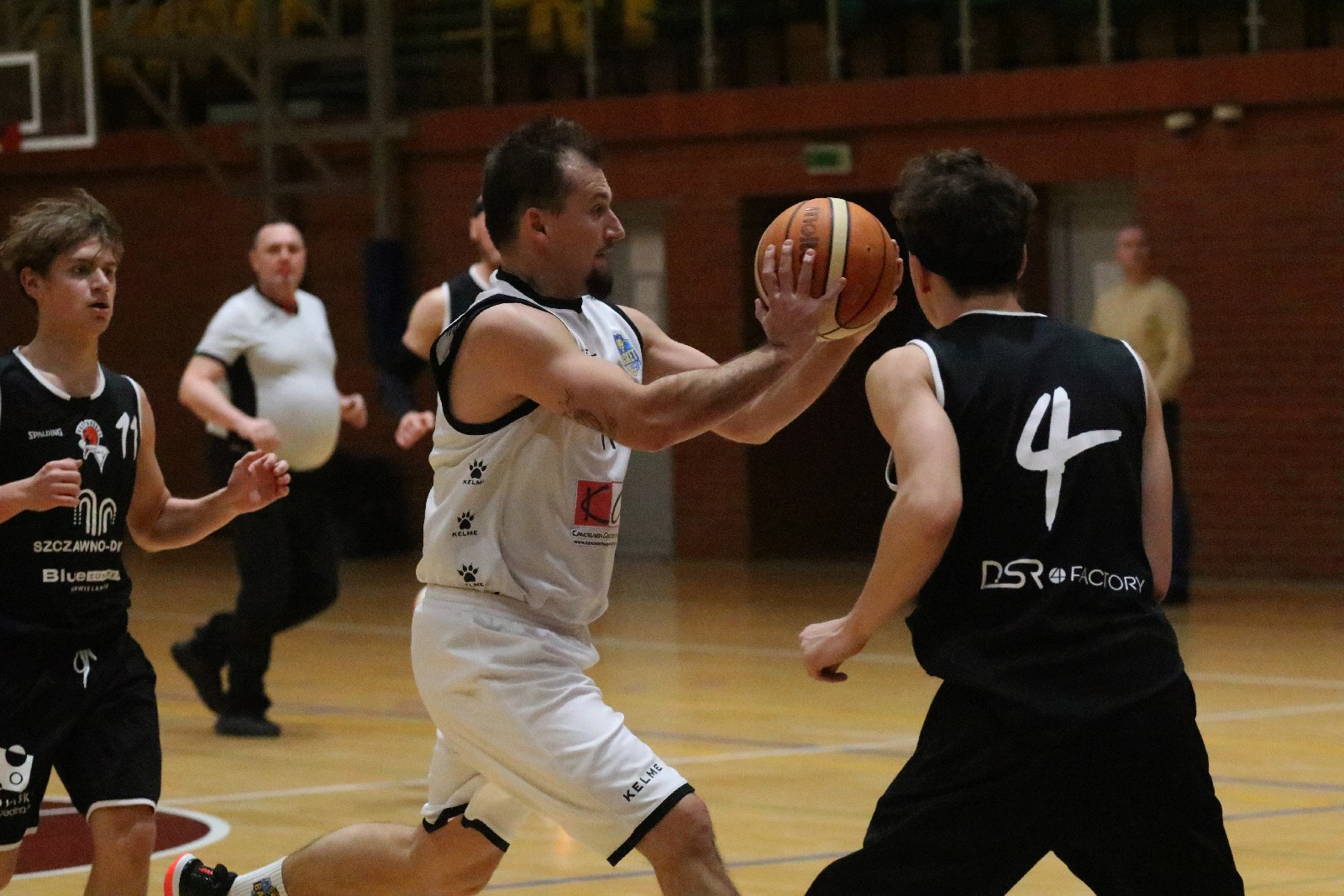 Basket zgodnie z planem pokonał u siebie Basket Szczawno-Zdrój