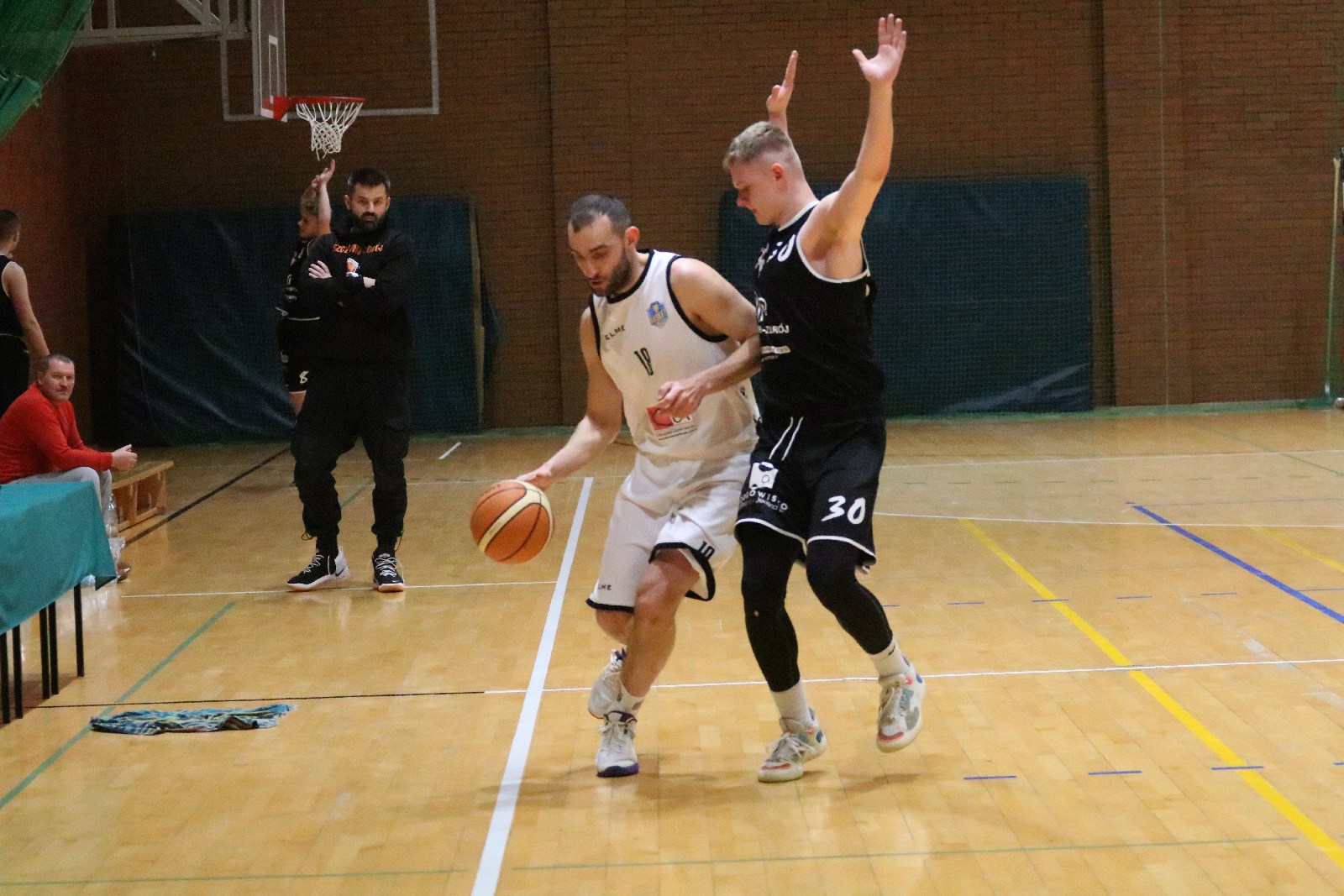 Basket zgodnie z planem pokonał u siebie Basket Szczawno-Zdrój